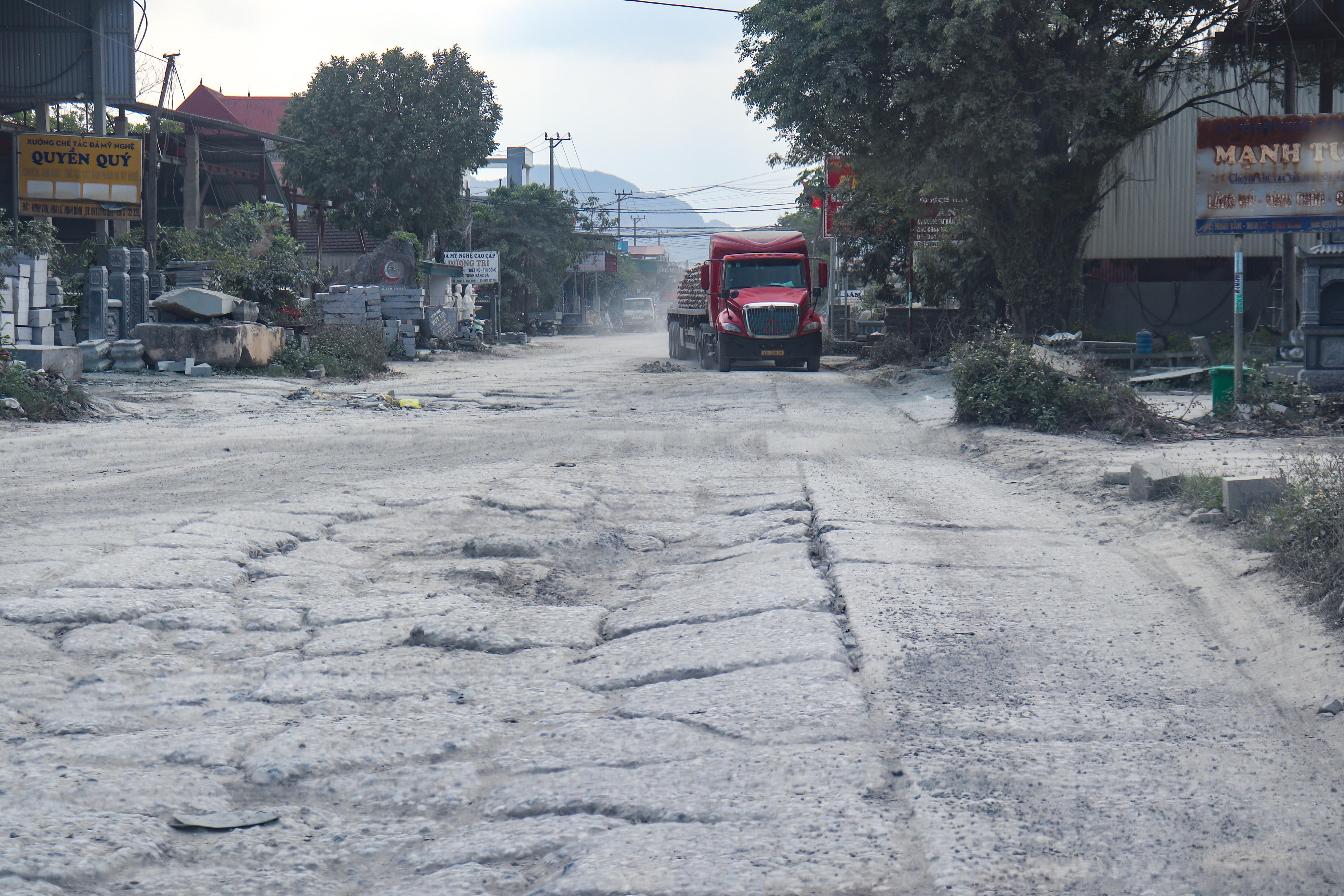 Càng đi vào sâu bên trong, các điểm xuống cấp ngày càng lộ rõ. Không chỉ nứt toác thành nhiều mảnh, nhiều vị trí còn bị lún, tạo thành ổ voi, ổ gà nối tiếp nhau. Ảnh: Đình Minh&nbsp;
