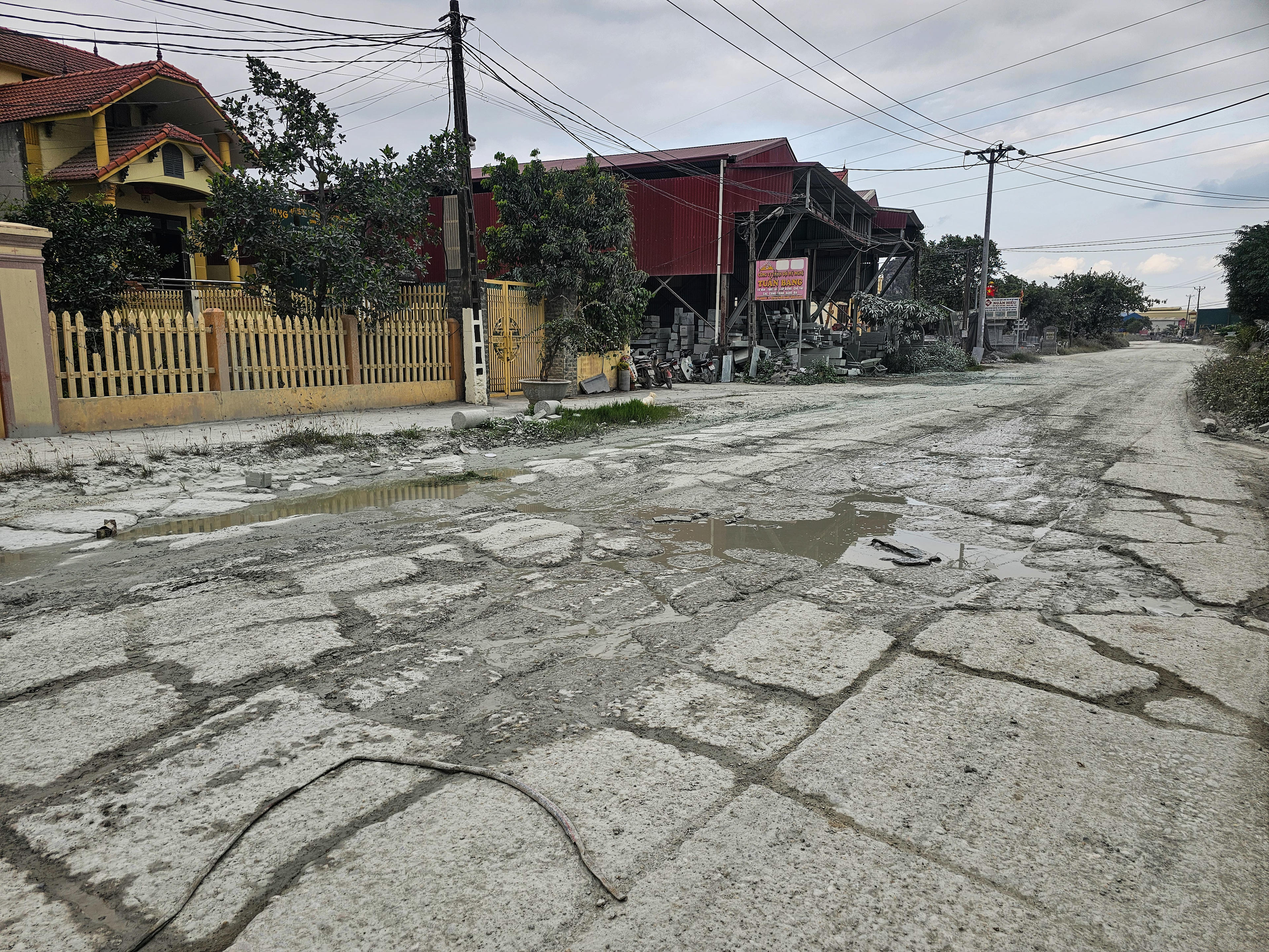 Trao đổi với PV Báo Đại đoàn kết, ông Nguyễn Nam Giang - Phó Chủ tịch UBND phường Nam Hoa Lư thừa nhận, tình trạng một số tuyến đường nội phường xuống cấp, trong đó, nghiêm trọng nhất là đường Đài Loan. Về nguyên nhân, ông Giang cho rằng, do các phương tiện tải trọng lớn thường xuyên lưu thông trong nhiều năm, trong khi hạ tầng giao thông không được tu sửa, đã khiến nhiều tuyến đường xuống cấp trầm trọng hơn. Ảnh: Đình Minh&nbsp;