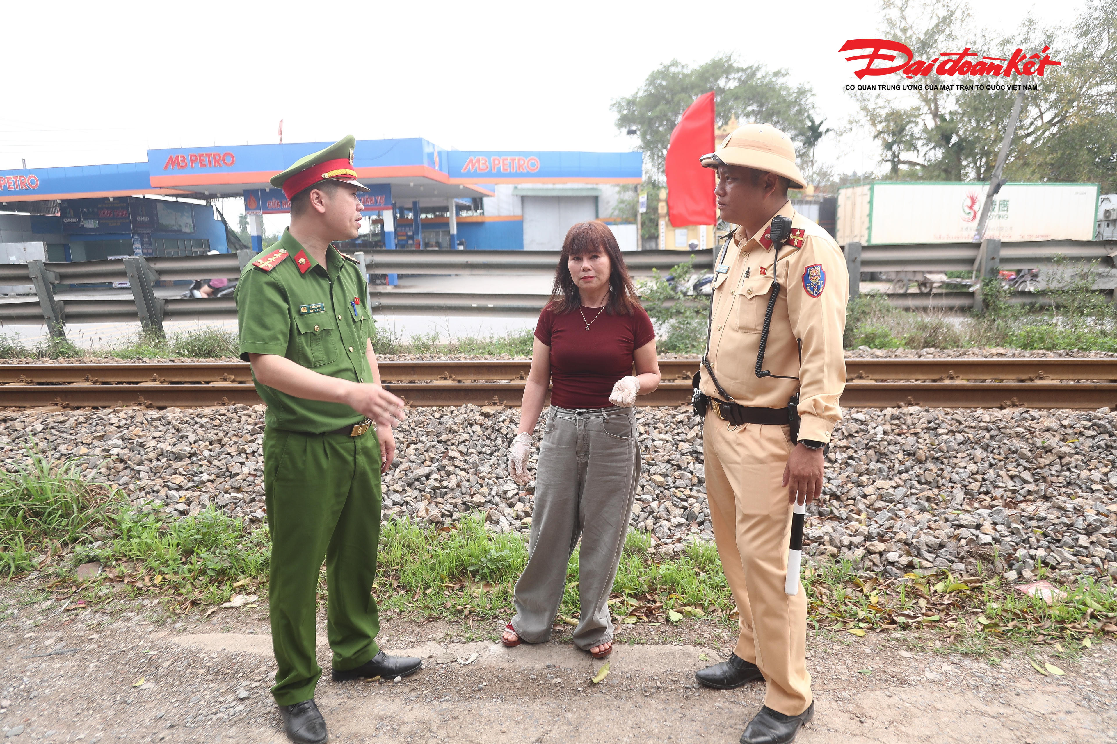 Nhiều thắc mắc của người dân cũng đã được lực lượng CSGT giải thích, làm rõ.