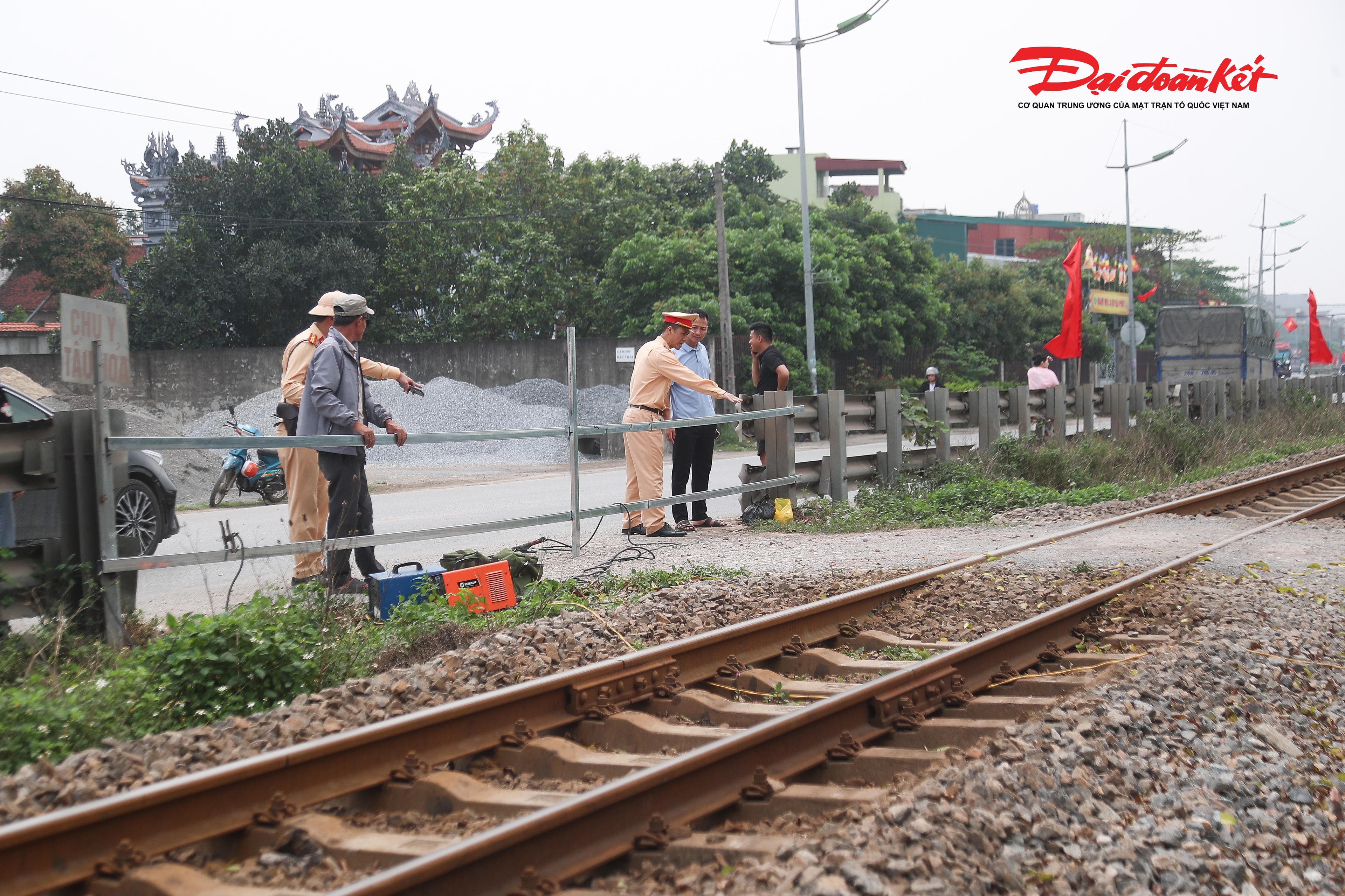 Theo ghi nhận, các lối đi tự mở qua đường sắt tại Hà Nội chủ yếu hình thành tự phát, phục vụ nhu cầu đi lại và sản xuất nông nghiệp của người dân. Tuy nhiên, phần lớn các vị trí này không có người gác, không được trang bị rào chắn hay hệ thống đèn tín hiệu cảnh báo, tiềm ẩn nguy cơ tai nạn cao.