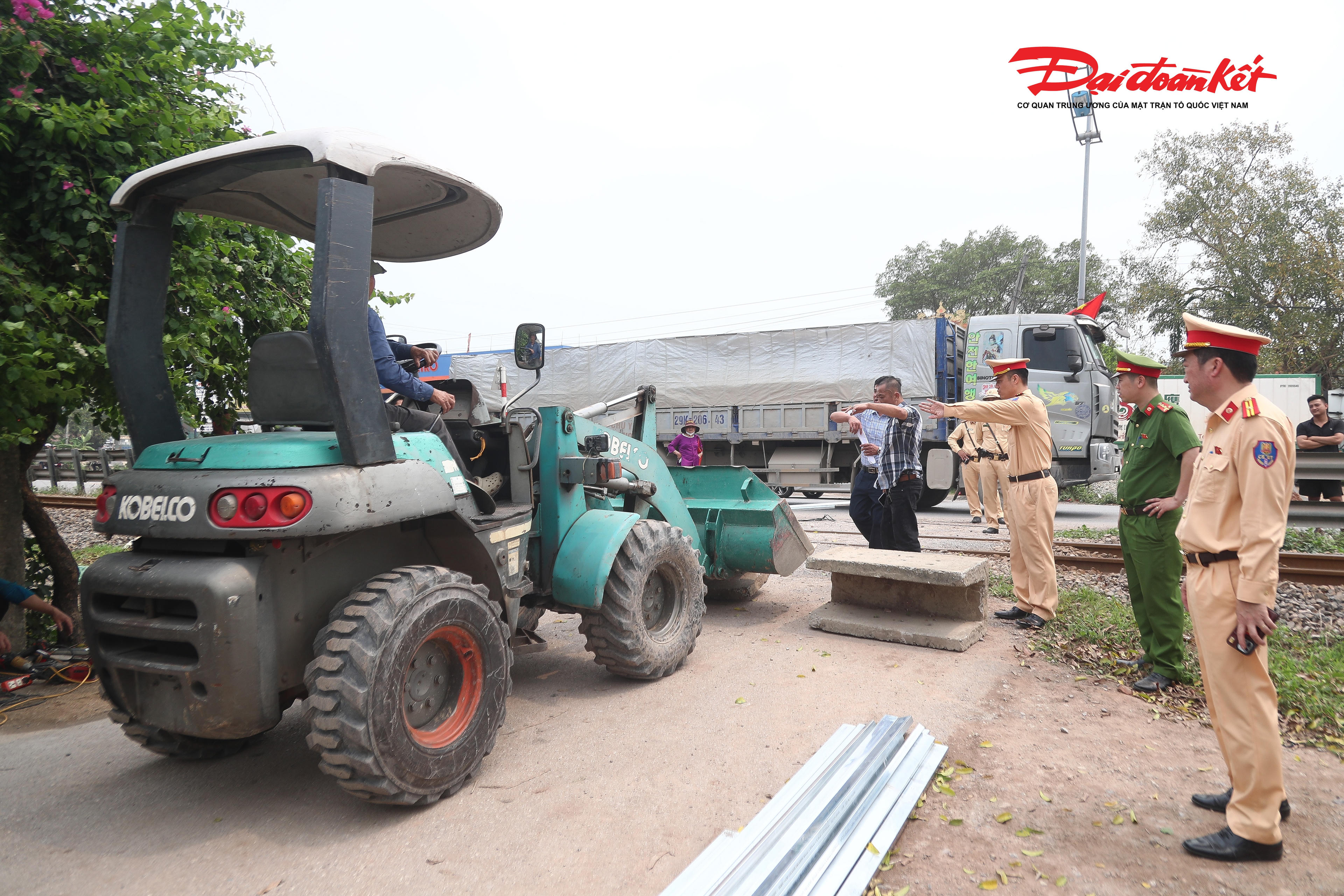  “Trong thời gian tới, chúng tôi sẽ tiếp tục phối hợp đóng toàn bộ các lối đi tự mở trên địa bàn”, Trung tá Quang nhấn mạnh.