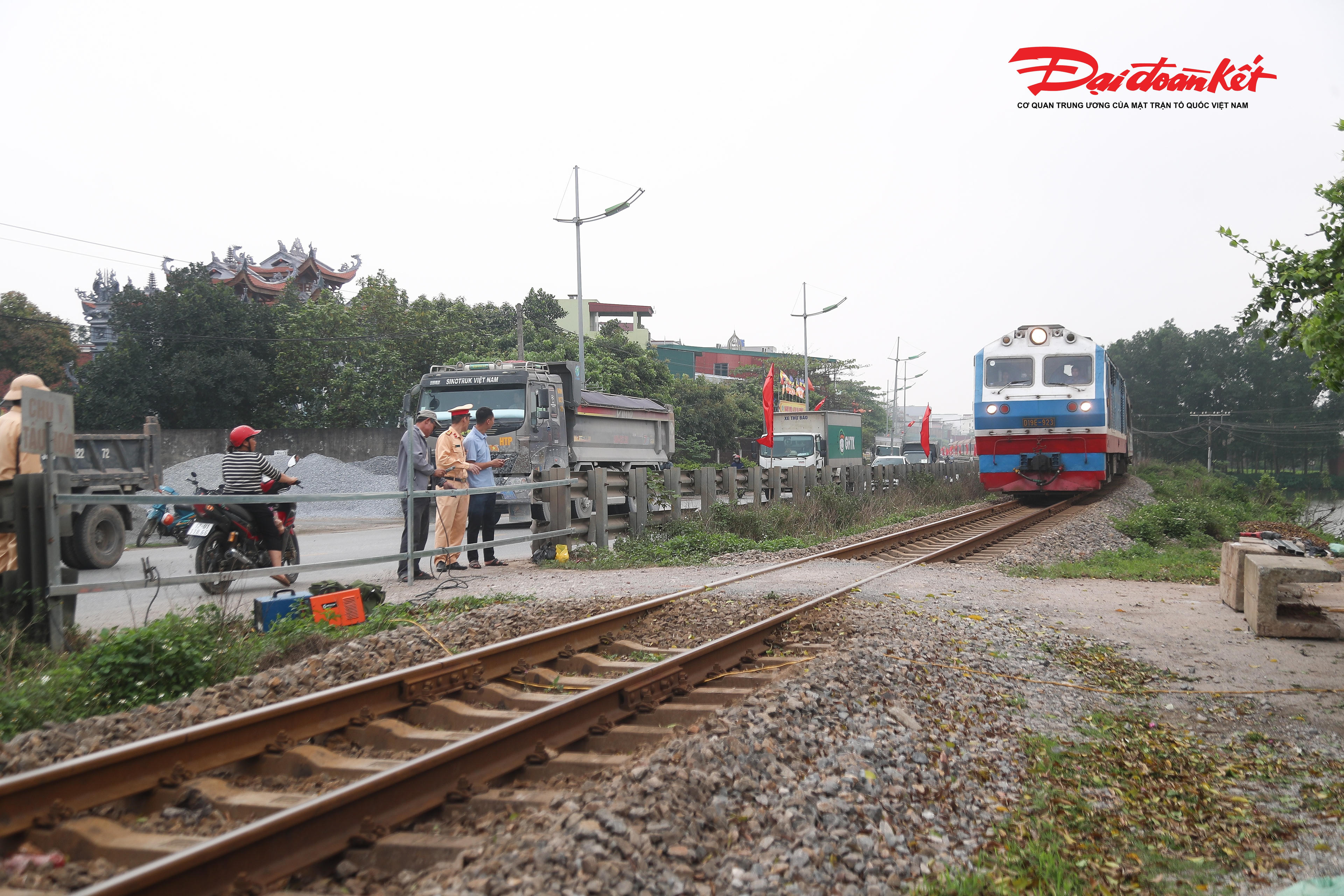 Đáng chú ý, nhiều đoạn đường sắt đi qua khu dân cư đông đúc, có khúc cua khuất tầm nhìn. Tại các điểm giao cắt tự phát, mặt đường thường gồ ghề, trơn trượt, khiến việc băng qua đường sắt trở nên nguy hiểm, đặc biệt trong điều kiện thời tiết xấu hoặc khi tàu đến bất ngờ.