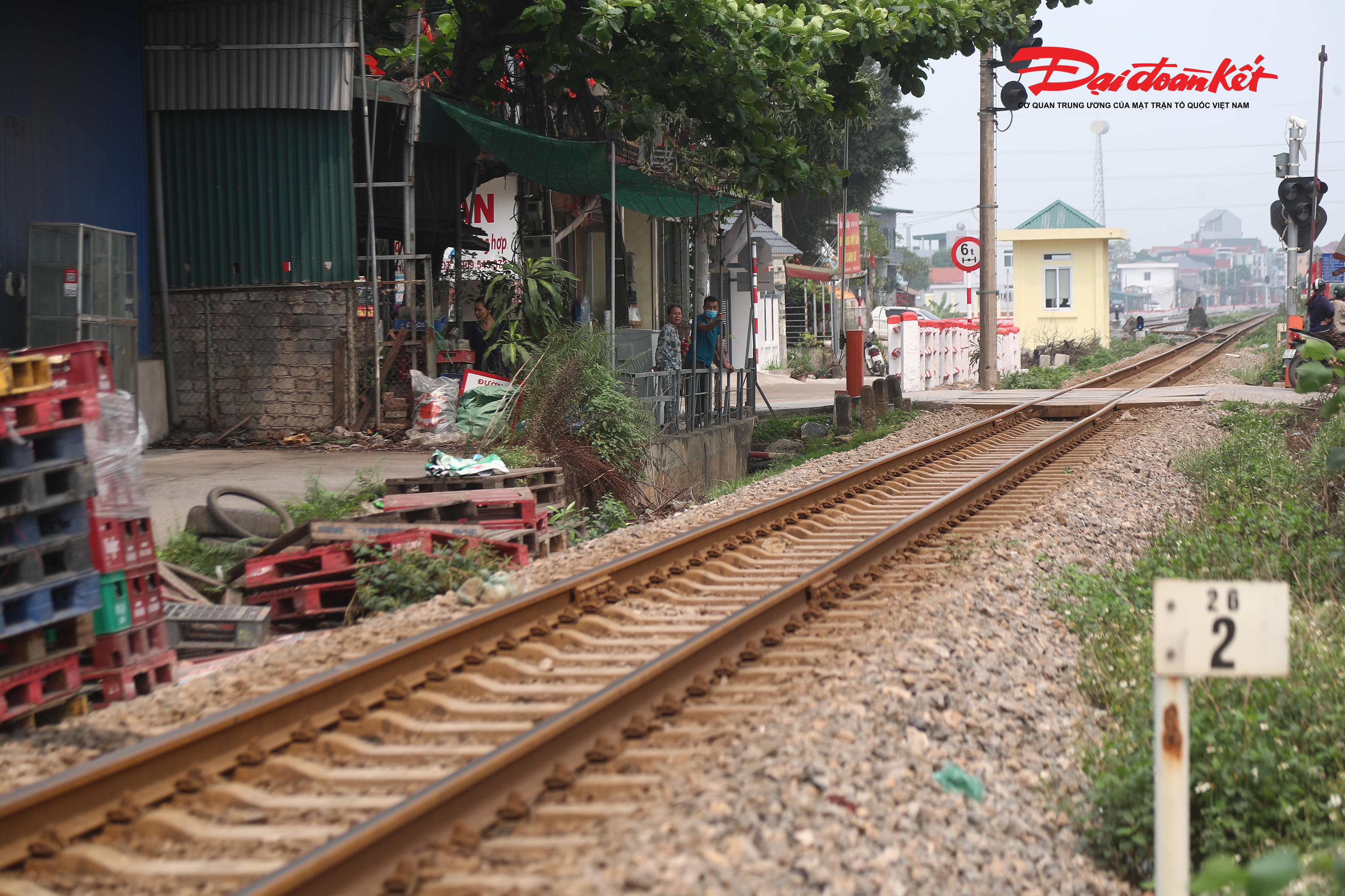 Theo thống kê, trên tuyến đường sắt dài khoảng 26km do Đội CSGT đường bộ số 8 quản lý hiện vẫn còn 30 lối đi tự mở cắt ngang, tiềm ẩn nhiều rủi ro về an toàn giao thông.
