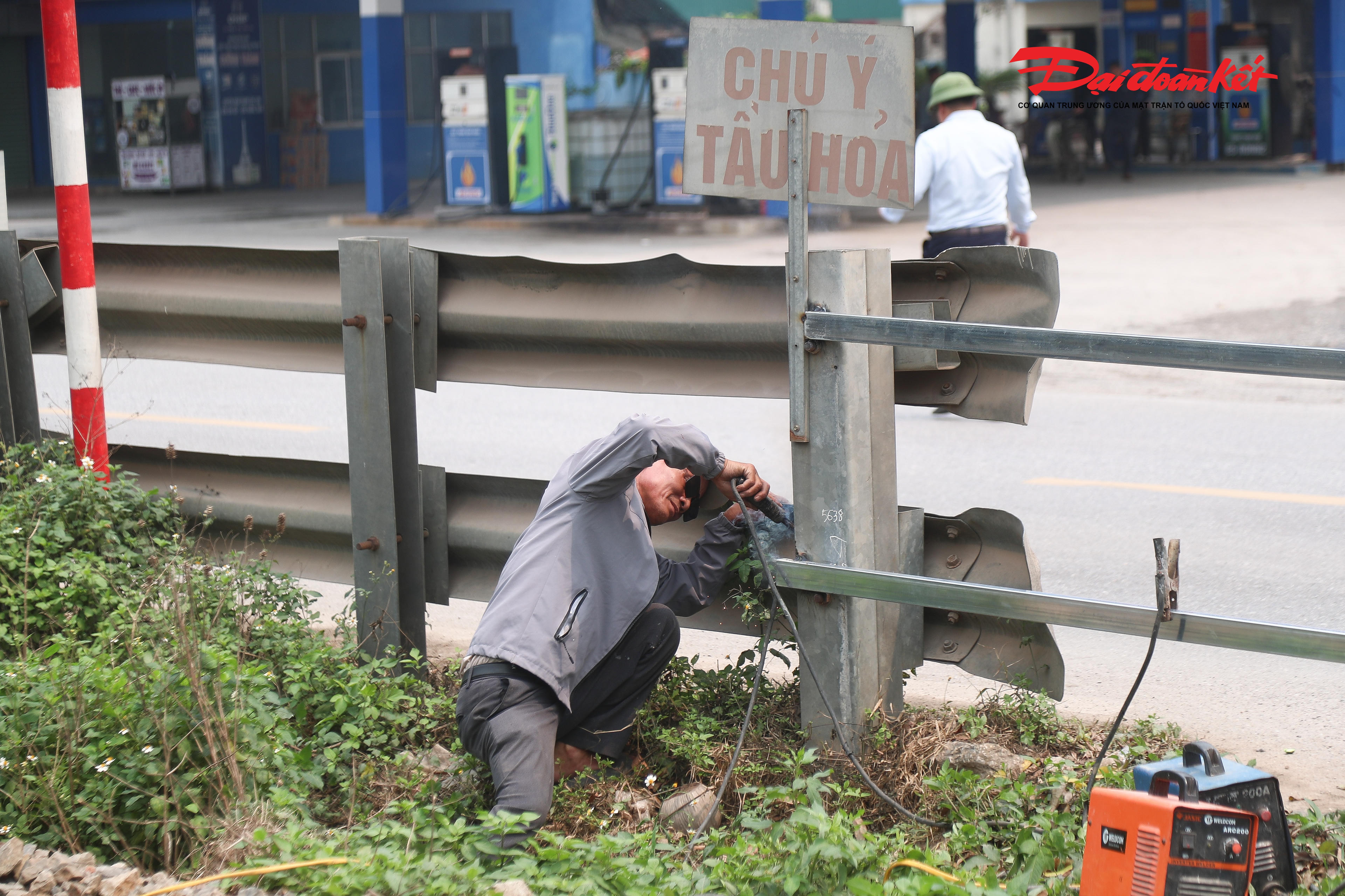 Trong sáng ngày 30/3, Đội CSGT Đường bộ số 8 đã xóa bỏ 3 lối đi tự phát.