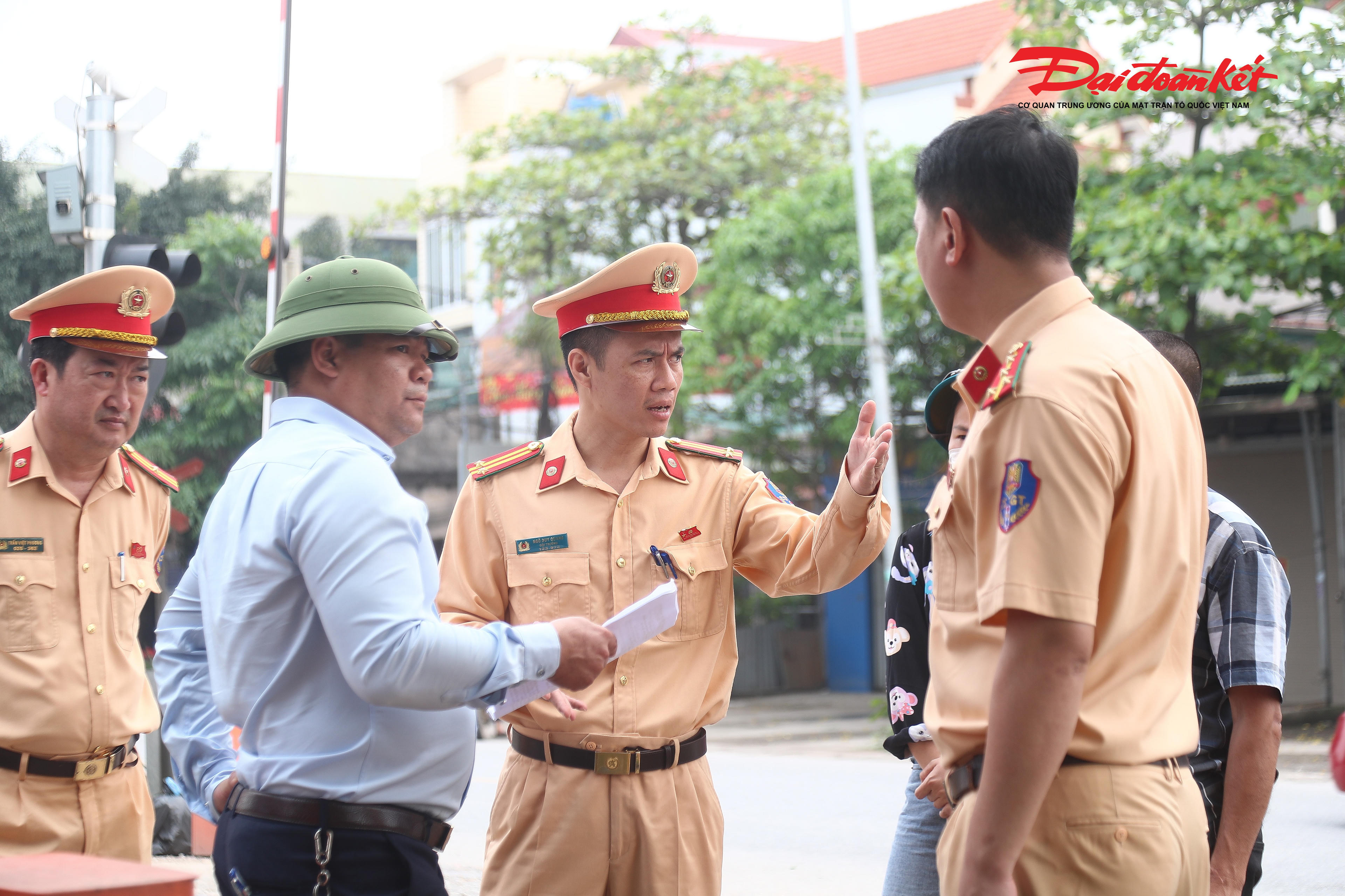 Trung tá Ngô Duy Quang, Đội trưởng Đội CSGT đường bộ số 8 cho biết, việc xóa bỏ các lối đi tự phát là giải pháp quan trọng để đảm bảo trật tự, an toàn giao thông đường sắt.