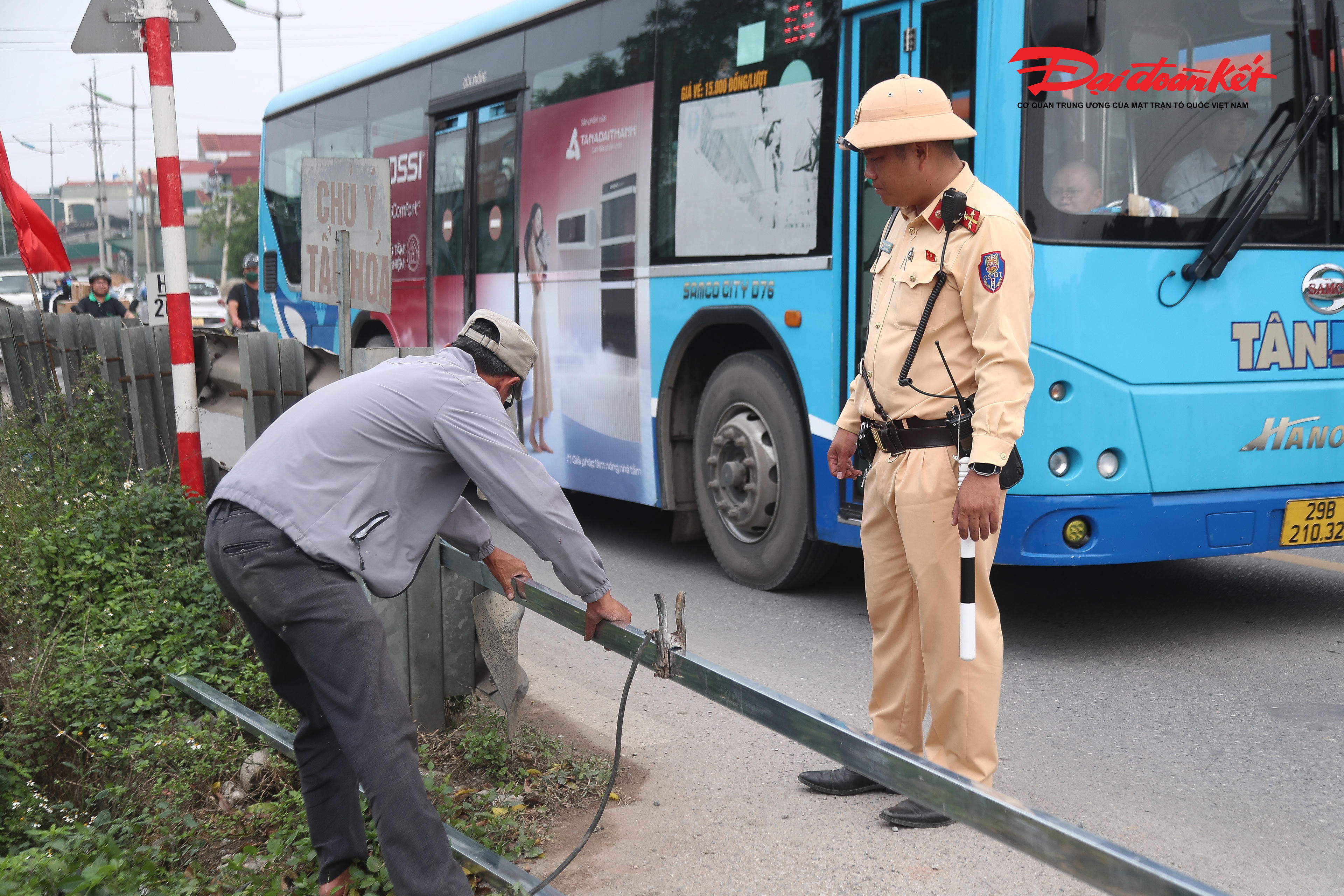 Cũng theo lãnh đạo đơn vị này, những lối đi có thể xóa bỏ ngay sẽ được xử lý dứt điểm.Với các vị trí chưa thể đóng do chưa có đường gom, cầu vượt hoặc hầm chui thay thế, lực lượng chức năng sẽ phối hợp với địa phương đẩy nhanh phương án xây dựng hạ tầng bổ trợ, tiến tới xóa bỏ hoàn toàn các điểm giao cắt tự phát.