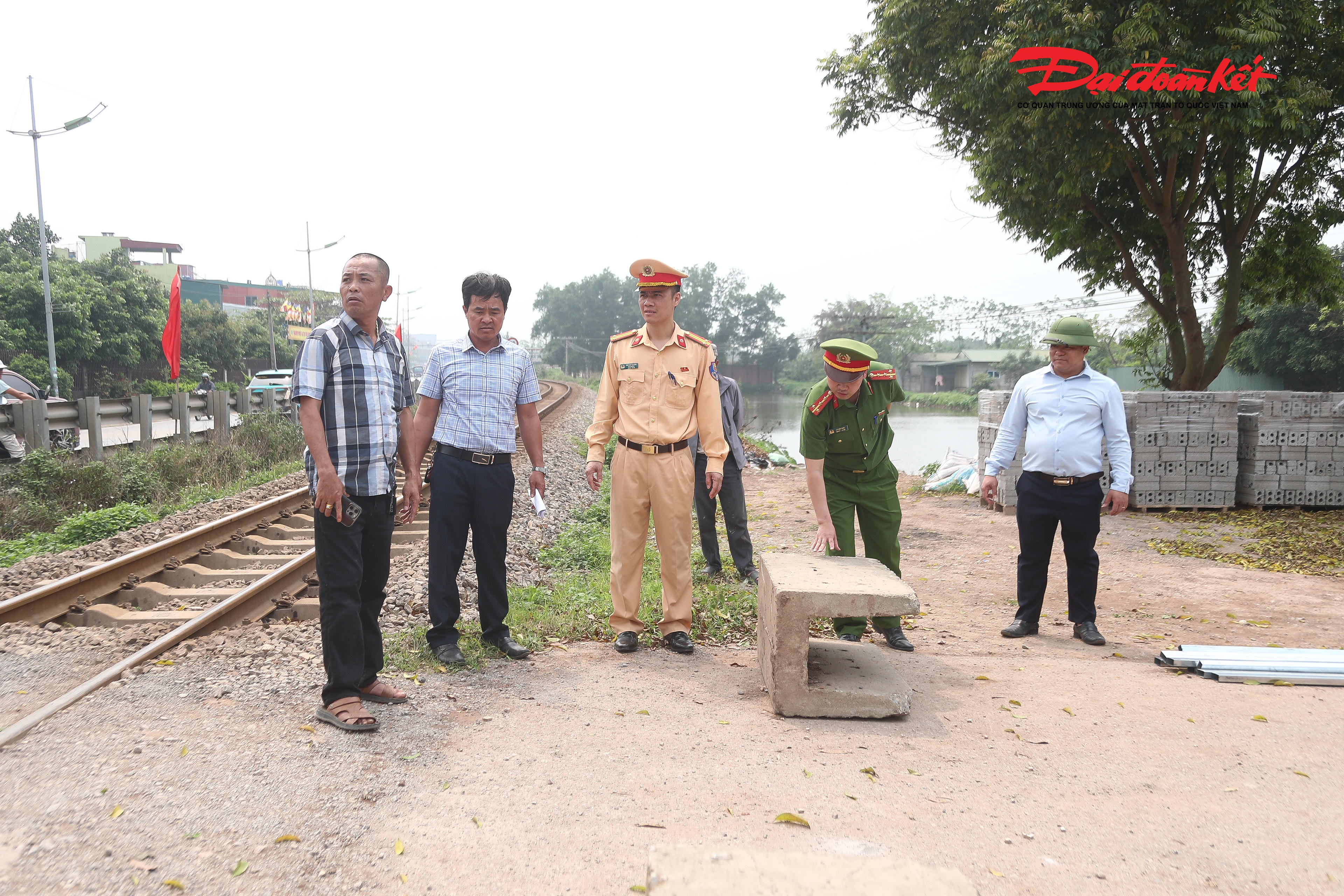 Trước thực trạng trên, Đội CSGT đường bộ số 8 (Phòng CSGT Hà Nội) đã phối hợp với Đội CSGT đường sắt số 1 (Cục CSGT) và chính quyền địa phương tổ chức rào chắn hàng loạt lối đi tự mở trên tuyến qua xã Phú Xuyên. Lực lượng chức năng sử dụng cọc sắt lớn, chôn sâu và gia cố chắc chắn nhằm ngăn chặn việc tái mở lối đi trái phép.. 