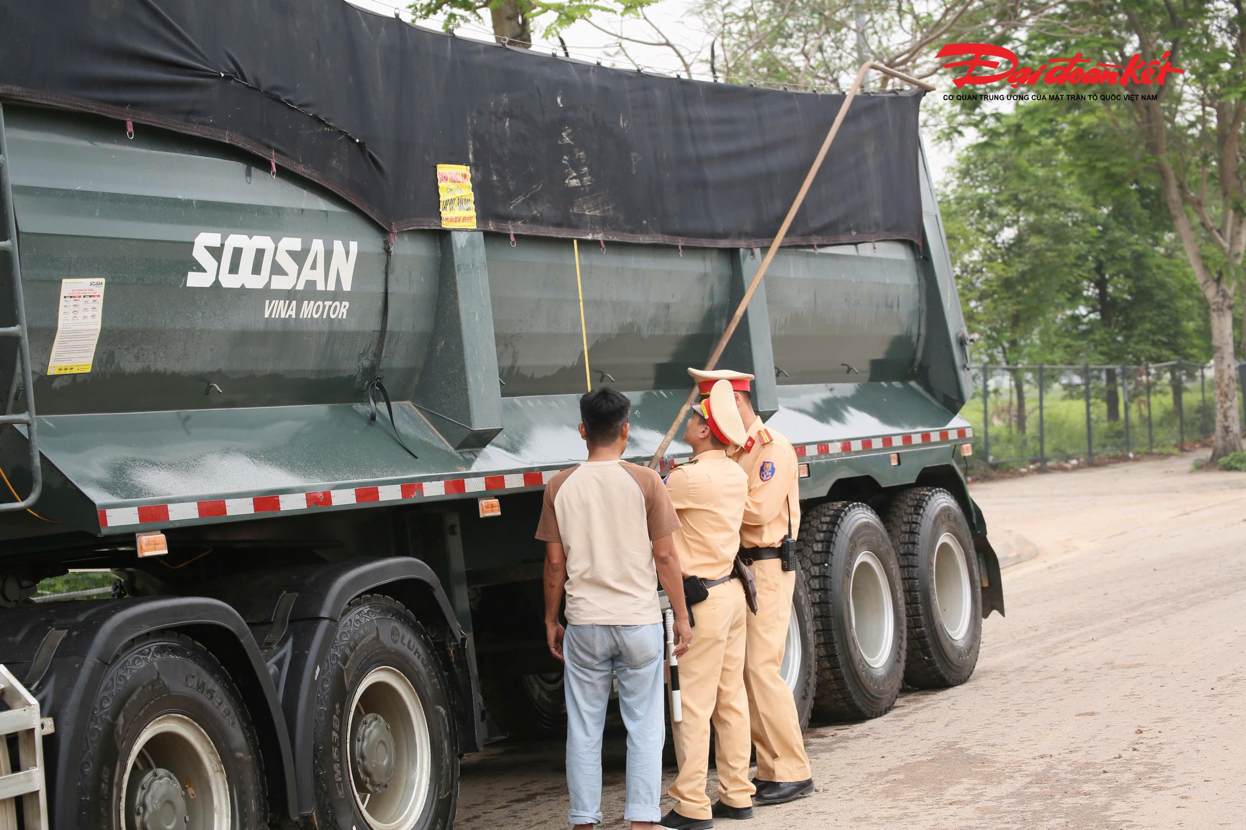 Ghi nhận sáng 31/3/2026, tại địa bàn do Đội CSGT đường bộ số 6 quản lý, các phương tiện trước khi ra khỏi công trường đều được yêu cầu xịt rửa sạch bùn đất; đồng thời kiểm soát đầy đủ các điều kiện về giấy tờ, kích thước thành thùng, tải trọng và điều kiện của người điều khiển phương tiện.