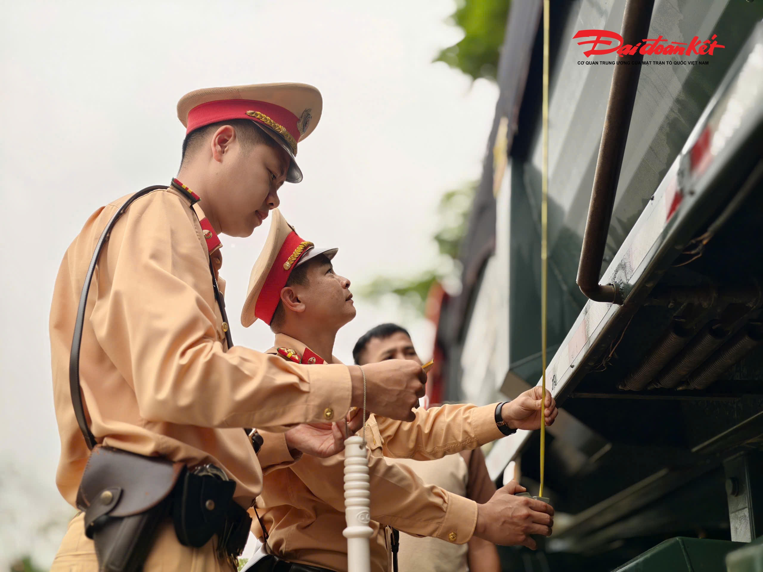 Thời gian tới, Phòng CSGT Công an TP Hà Nội sẽ tiếp tục chỉ đạo các đơn vị duy trì, triển khai đồng bộ các giải pháp nhằm kiểm soát chặt chẽ hoạt động vận tải phục vụ thi công, phòng ngừa ùn tắc, tai nạn giao thông và ô nhiễm môi trường. Đồng thời, tăng cường kiểm tra, xử lý nghiêm các vi phạm tại những khu vực có nhiều công trình xây dựng, góp phần bảo đảm giao thông Thủ đô luôn thông suốt, an toàn.