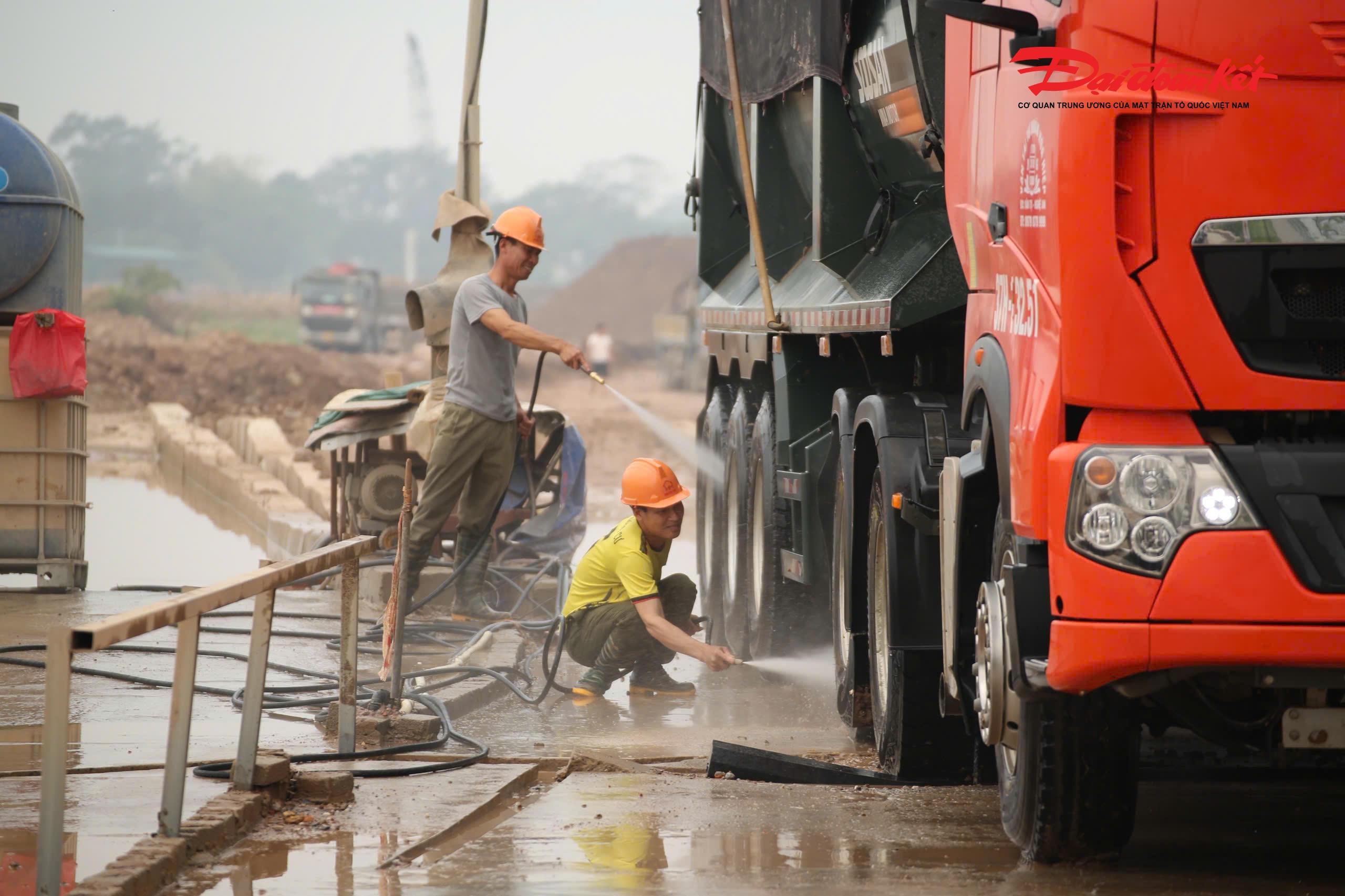 Qua triển khai, nhiều công trình đã có chuyển biến tích cực như lắp đặt hệ thống rửa xe trước khi ra khỏi công trường, che phủ bạt kín phương tiện, bố trí nhân lực vệ sinh môi trường và điều tiết phương tiện ra vào hợp lý nhằm giảm thiểu ảnh hưởng đến giao thông khu vực. Tuy nhiên, vẫn còn một số trường hợp chưa khắc phục triệt để, để xảy ra tình trạng rơi vãi bùn đất, gây mất an toàn giao thông&nbsp;yêu cầu khắc phục và đưa vào diện theo dõi, xử lý nếu tái phạm.