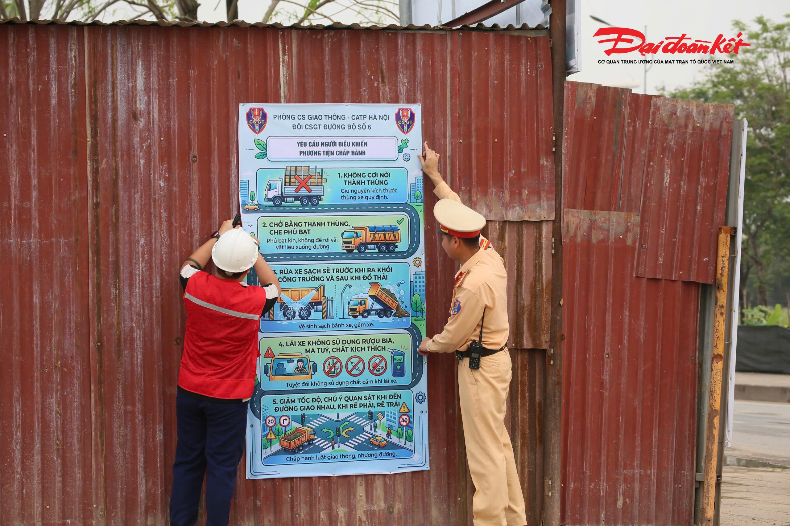 Song song với công tác chấn chỉnh, lực lượng CSGT còn đẩy mạnh tuyên truyền “tận chân công trình”, trực tiếp làm việc với đội ngũ lái xe, công nhân thi công; đồng thời lắp đặt pano hướng dẫn các quy định về bảo đảm TTATGT tại khu vực ra vào công trường, qua đó nâng cao ý thức chấp hành của các bên liên quan.
