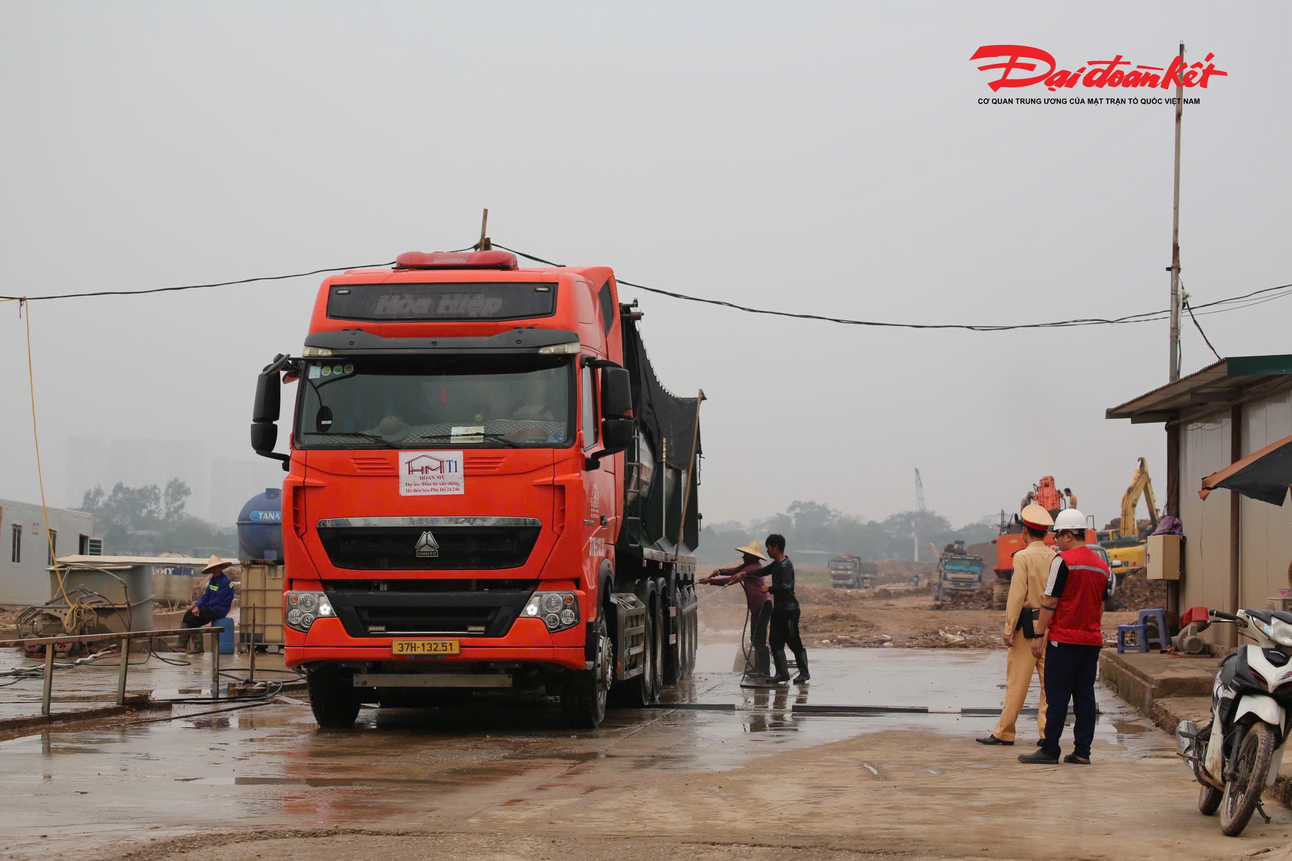 Các dự án có quy mô lớn, tiến độ thi công gấp rút, phương tiện vận tải hoạt động liên tục ngày đêm, di chuyển qua nhiều tuyến giao thông huyết mạch như Vành đai 3, Phạm Văn Đồng, Hồ Tùng Mậu, Võ Chí Công… gây áp lực không nhỏ lên hạ tầng giao thông.