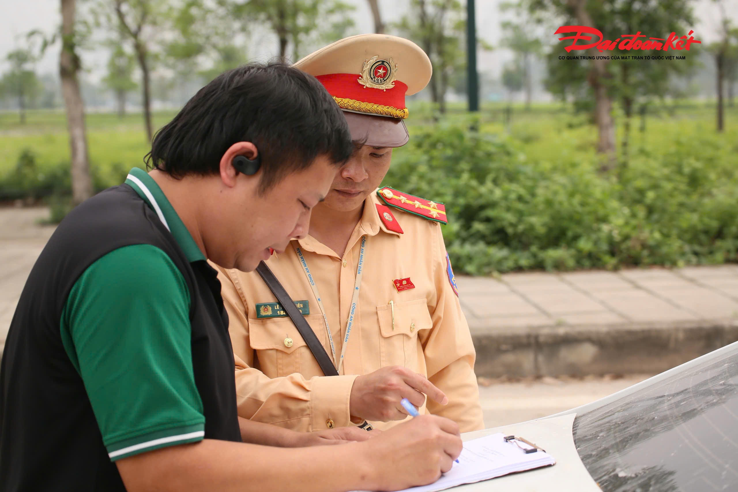 Các lái xe được tuyên truyền, ký cam kết chấp hành quy định về TTATGT trong quá trình vận chuyển.