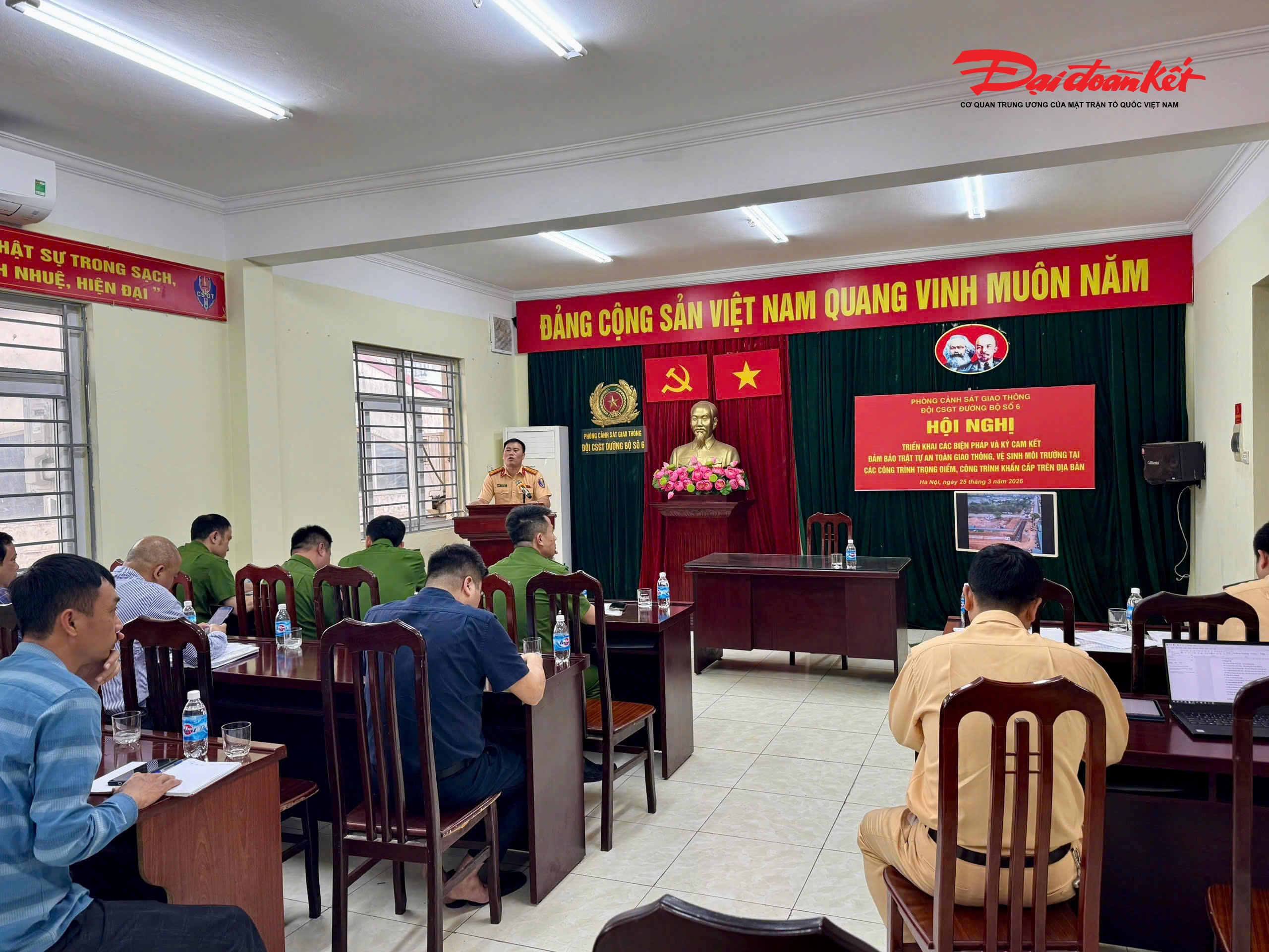 Để kiểm soát hiệu quả, Đội CSGT đường bộ số 6 đã phối hợp với công an cơ sở và các lực lượng liên quan tổ chức làm việc trực tiếp với các nhà thầu, đơn vị thi công và vận tải. Thông qua việc trình chiếu hình ảnh, video thực tế, lực lượng chức năng chỉ rõ các vi phạm còn tồn tại tại từng công trình, yêu cầu đề ra biện pháp khắc phục cụ thể, đồng thời ký cam kết chấp hành nghiêm các quy định về TTATGT và vệ sinh môi trường.