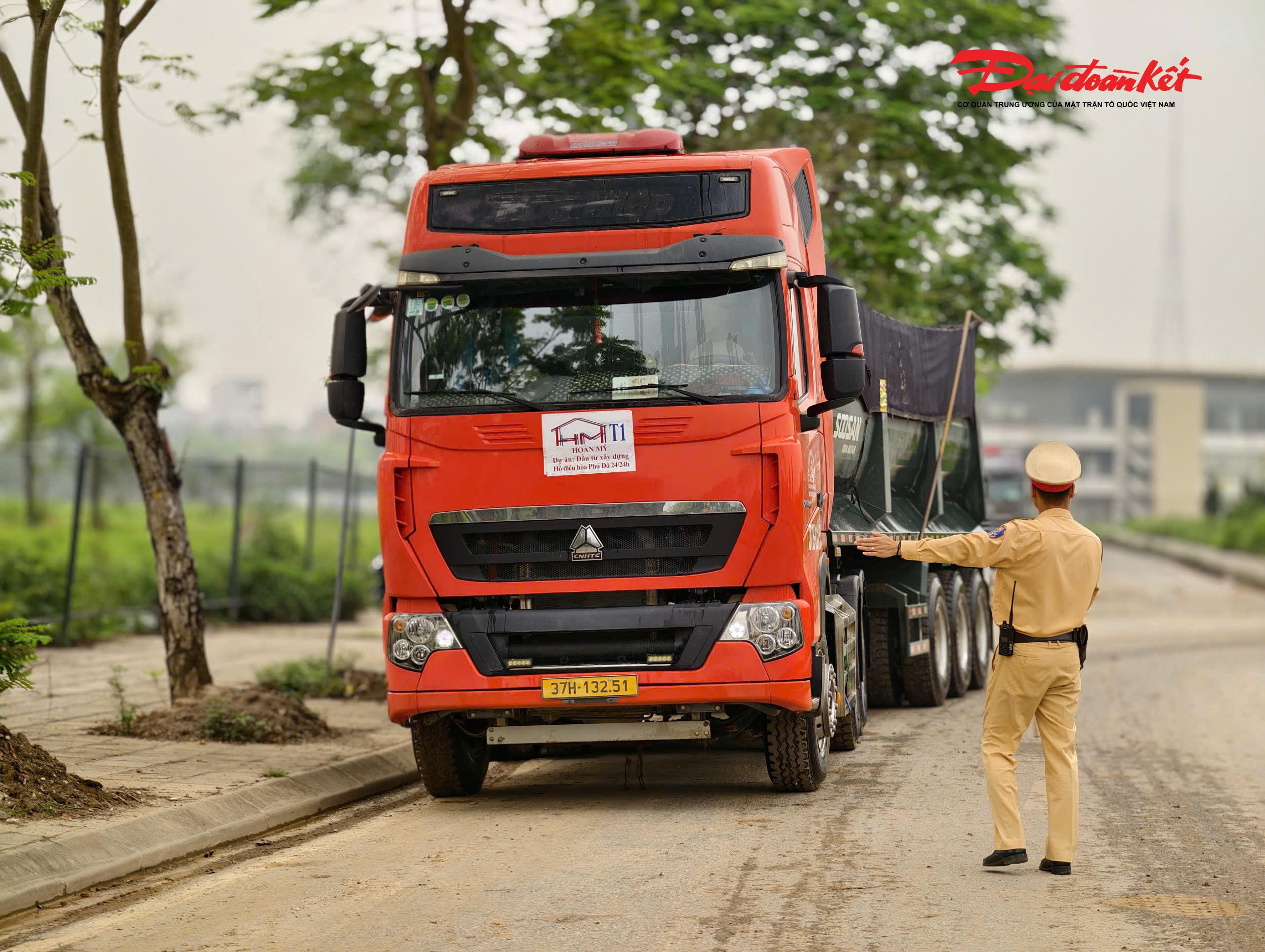 Thời gian qua, cùng với việc đẩy mạnh triển khai các dự án xây dựng trọng điểm, nhu cầu vận chuyển đất đá, vật liệu, phế thải gia tăng đáng kể, tiềm ẩn nhiều nguy cơ gây ùn tắc, tai nạn giao thông và ô nhiễm môi trường. Trước thực tế này, Phòng CSGT đã chỉ đạo các đội địa bàn chủ động rà soát, nắm chắc tình hình, xác định rõ những tồn tại, bất cập tại từng công trình có ảnh hưởng đến TTATGT để kịp thời đưa ra giải pháp xử lý.