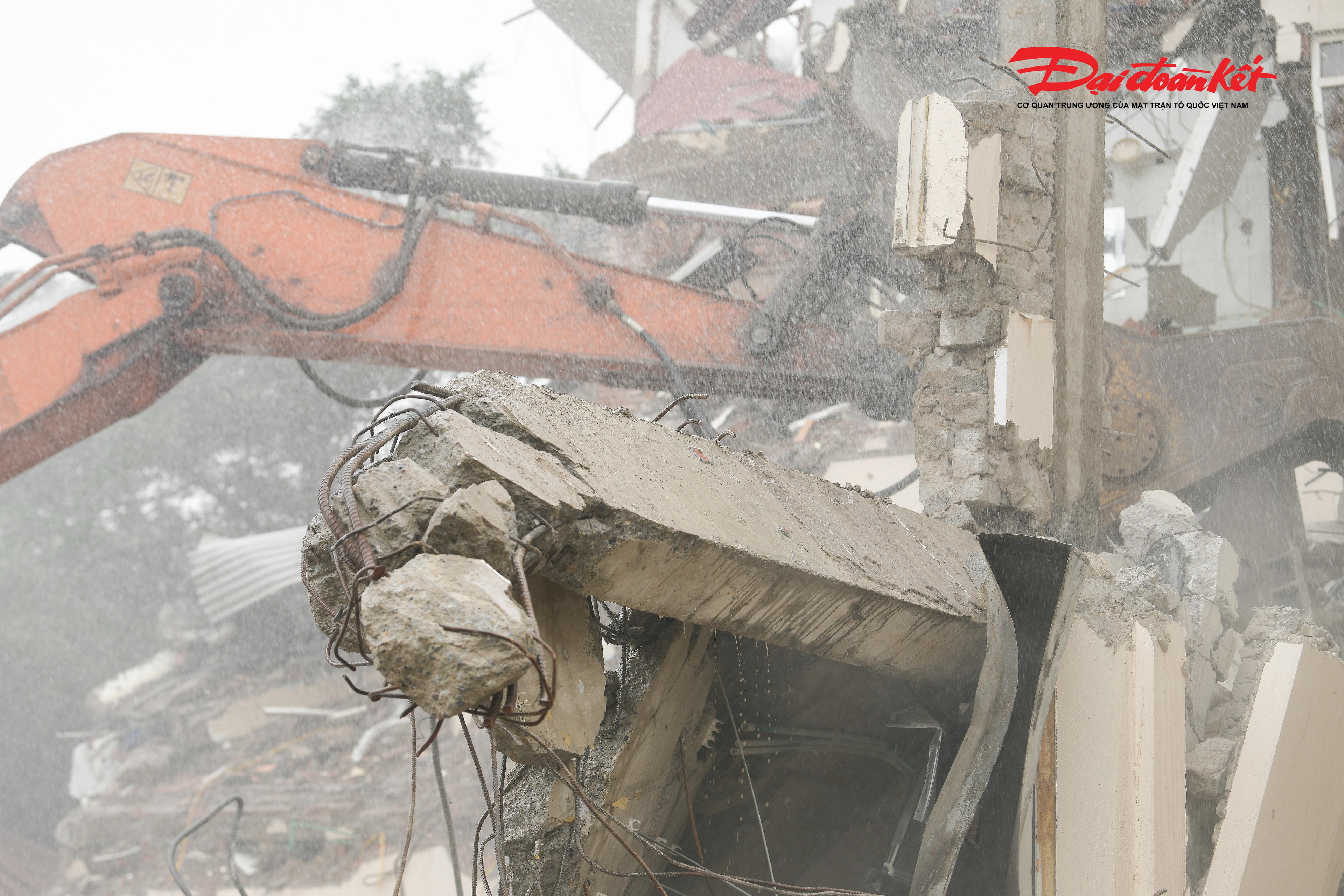 Việc phá dỡ được triển khai khẩn trương nhưng chặt chẽ không chỉ bảo đảm tiến độ dự án, mà còn tạo nền tảng quan trọng để sớm hình thành không gian công cộng mới, góp phần chỉnh trang diện mạo khu vực trung tâm Thủ đô.