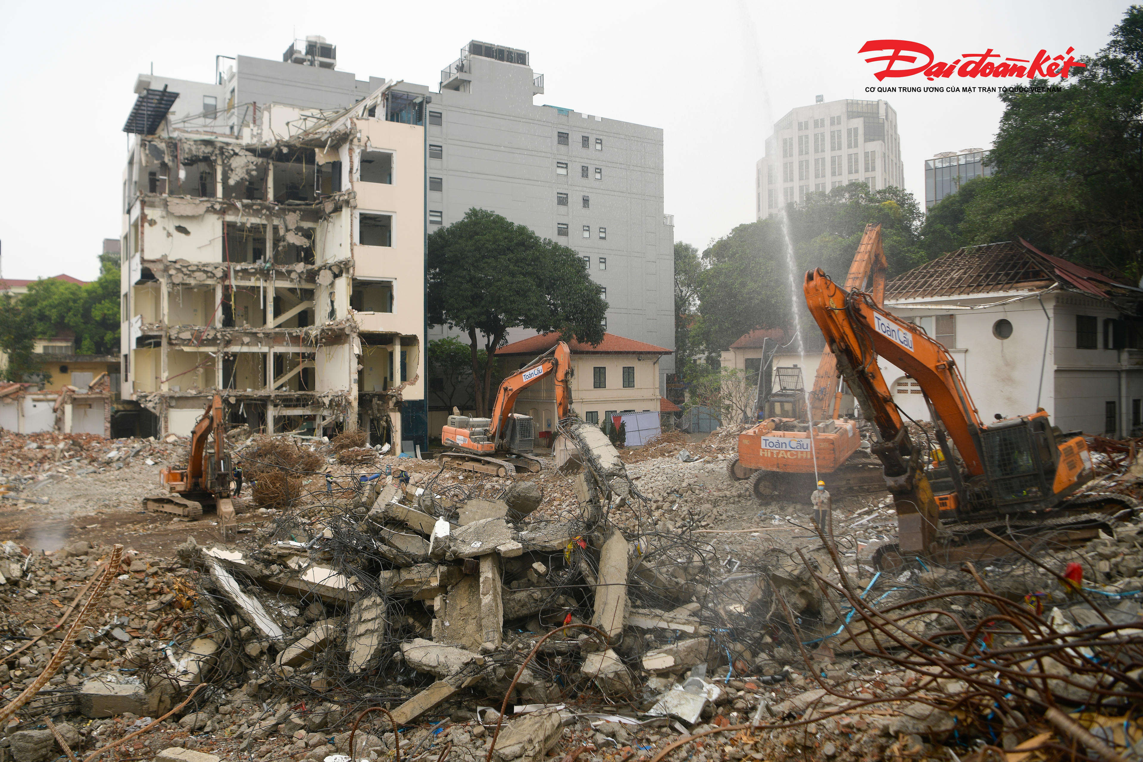 Ông Đặng Hoàng Hiếu, đại diện Ban Quản lý dự án đầu tư xây dựng phường Hoàn Kiếm, cho biết đơn vị thi công đã chia ca để đẩy nhanh giải phóng mặt bằng. Đến nay, 17 tổ chức và 42/43 hộ đã bàn giao mặt bằng; chỉ còn khách sạn 9 tầng đang di chuyển đồ đạc để bàn giao.