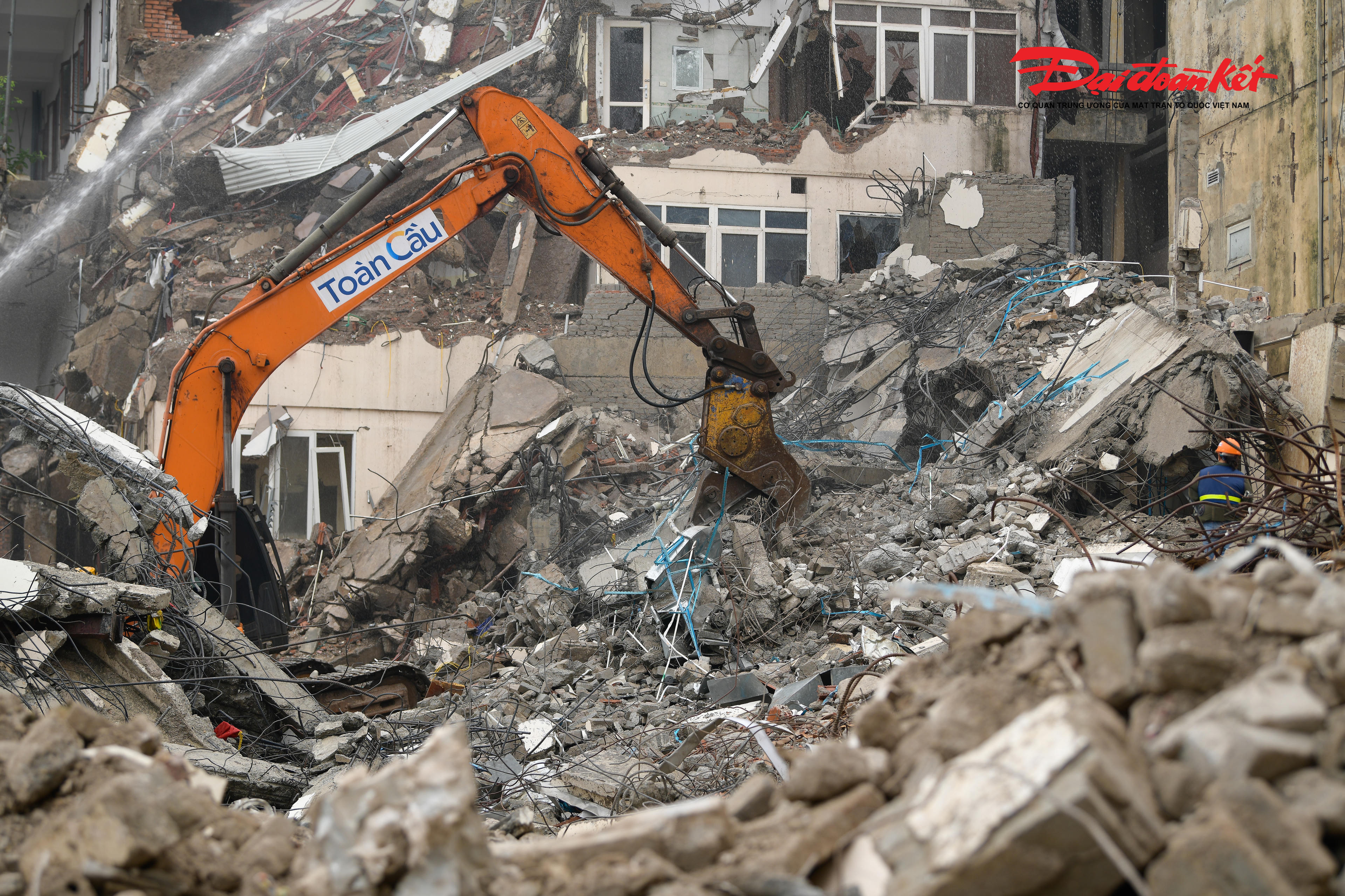 Quá trình thi công được triển khai với yêu cầu nghiêm ngặt về giữ gìn mỹ quan đô thị, bảo đảm vệ sinh môi trường và an toàn lao động, đồng thời áp dụng nhiều biện pháp nhằm hạn chế tối đa tác động đến sinh hoạt thường nhật của người dân khu vực xung quanh.