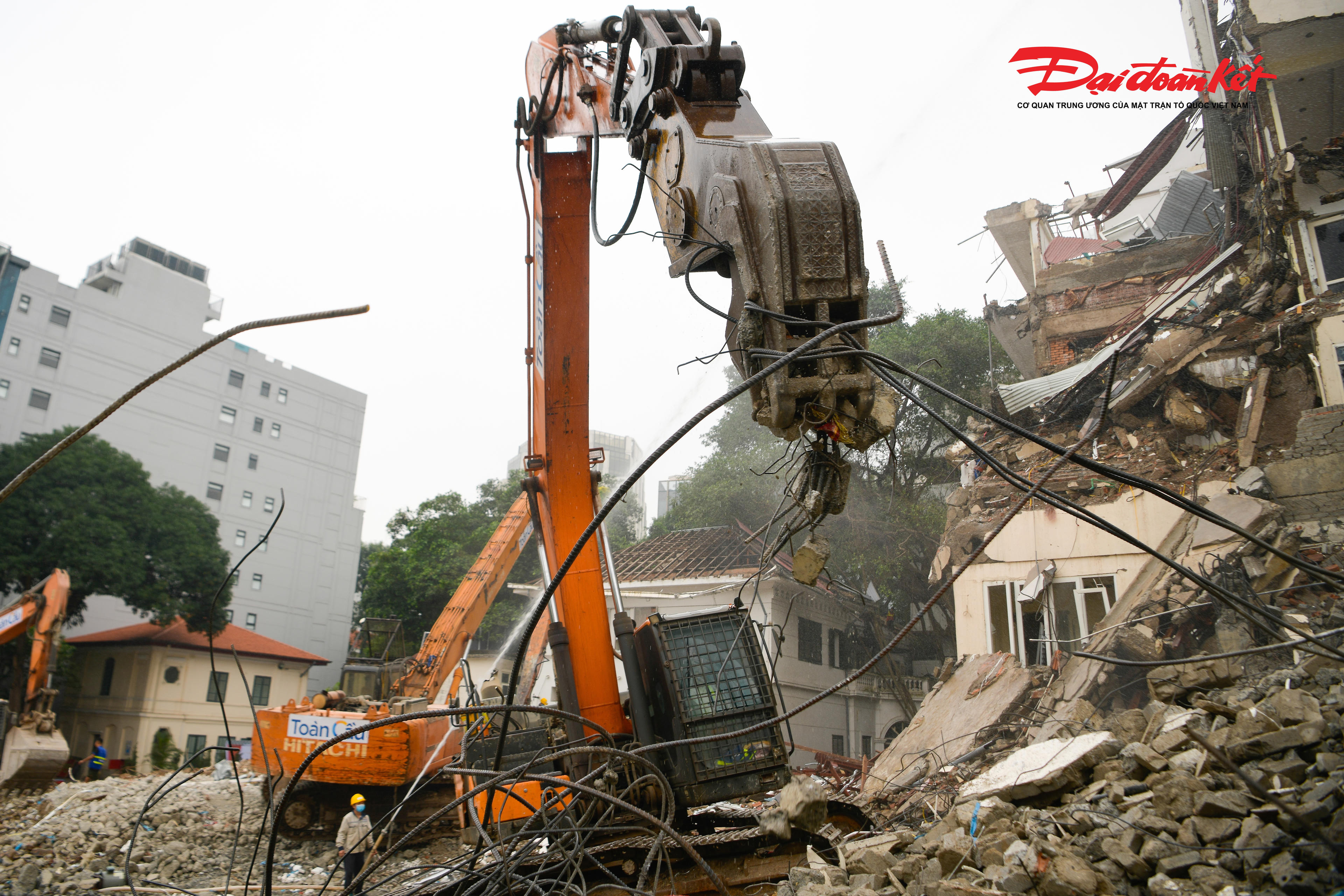 Theo ông Hiếu, lực lượng chức năng chuẩn bị phá dỡ Khách sạn Điện lực và các khu vực xung quanh. Với khách sạn 9 tầng, sắp tới chủ khách sạn sẽ bàn giao mặt bằng và lực lượng chức năng sẽ tiến hành phá dỡ.