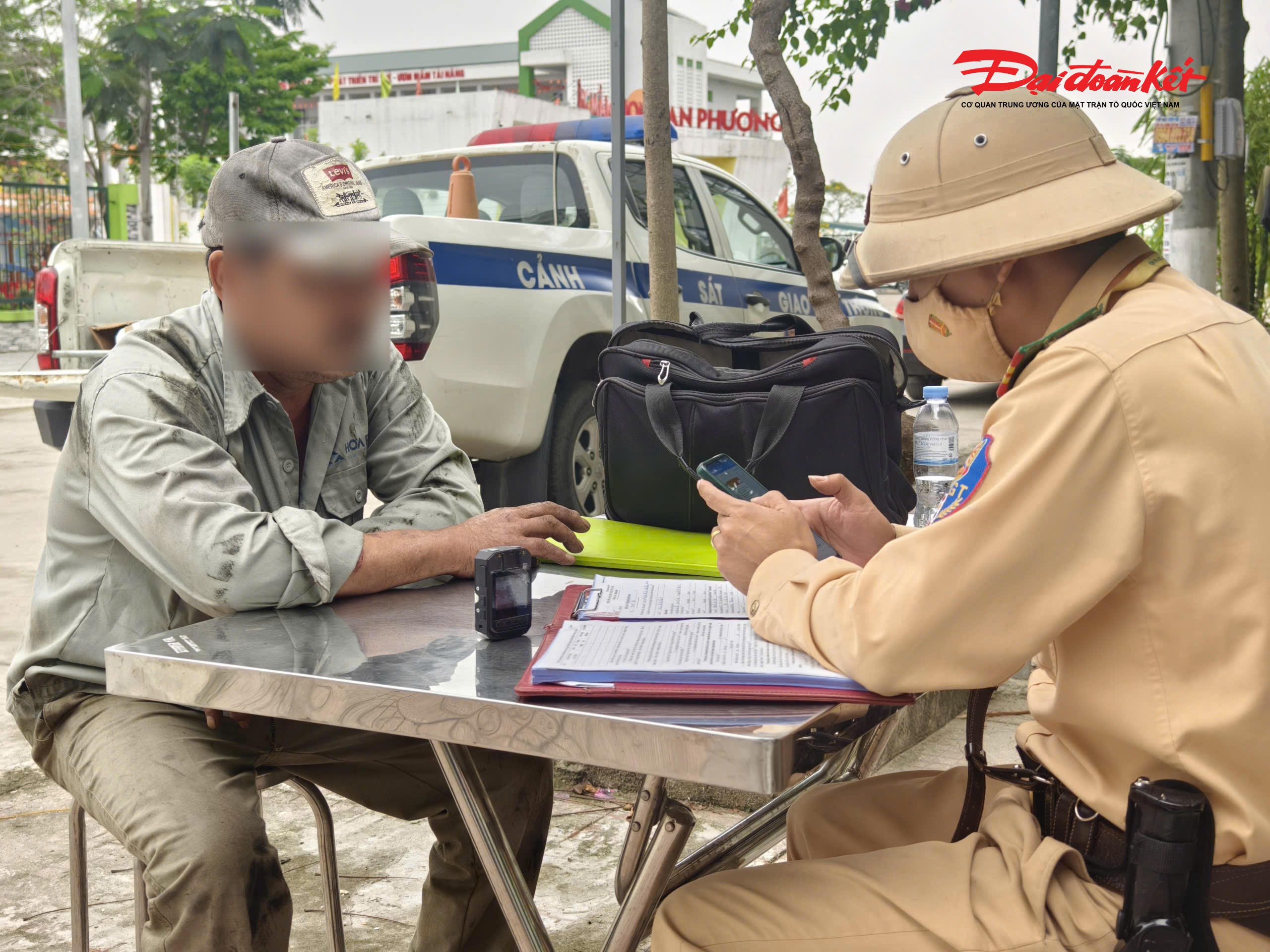 Lực lượng chức năng lập biên bản xử lý đồng thời tịch thu phương tiện vi phạm, xử lý theo quy định.