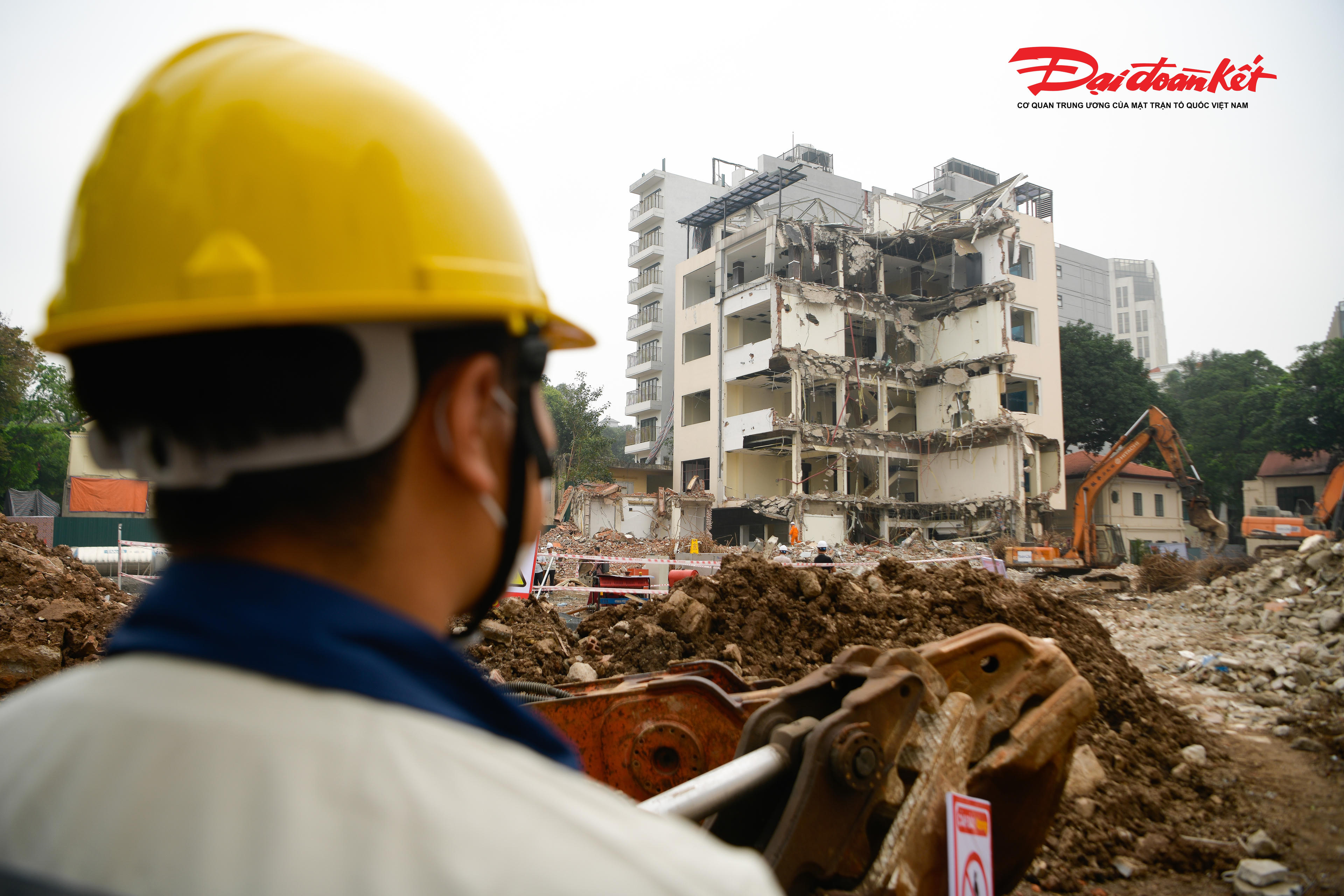 Theo ghi nhận của PV Báo Đại đoàn kết, hiện nay lực lượng chức năng đang khẩn trương triển khai phá dỡ các hạng mục thuộc Tổng công ty Truyền tải điện quốc gia và Khách sạn Điện lực tại khu vực phía Đông hồ Gươm. Những công trình từng gắn bó nhiều năm với khu đất này nay lần lượt được tháo dỡ, mở ra quỹ mặt bằng quan trọng để phục vụ dự án xây dựng quảng trường, công viên.