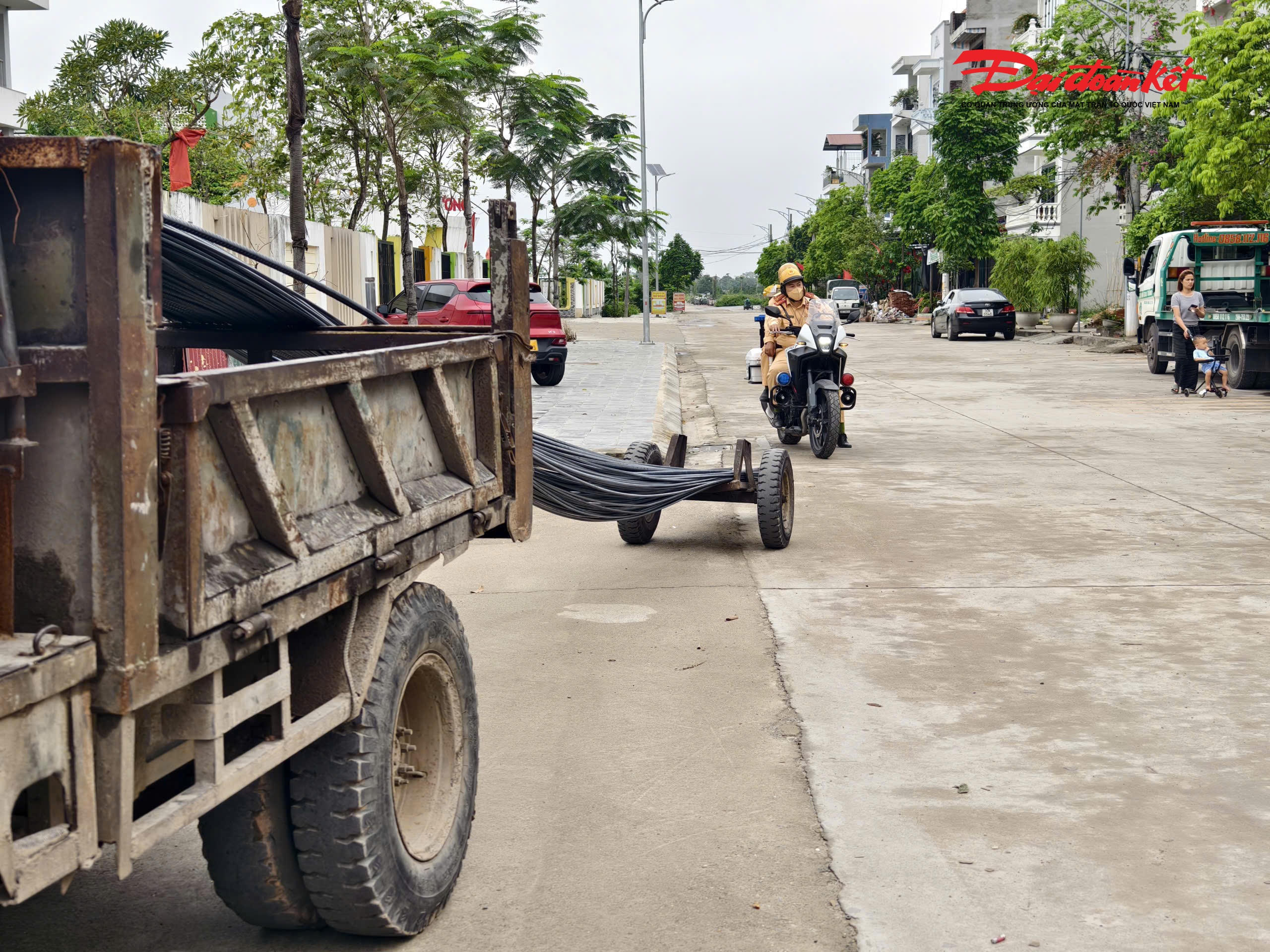 Trước thực trạng trên, Đội CSGT đường bộ số 9 đã xây dựng kế hoạch chuyên đề, bố trí lực lượng tăng cường tuần tra lưu động kết hợp chốt kiểm soát tại các điểm nóng. Trong quá trình làm nhiệm vụ, lực lượng chức năng tập trung kiểm tra, phát hiện và xử lý nghiêm các hành vi sử dụng phương tiện tự chế tham gia giao thông, chở hàng quá khổ, quá tải, vi phạm quy định về an toàn kỹ thuật.