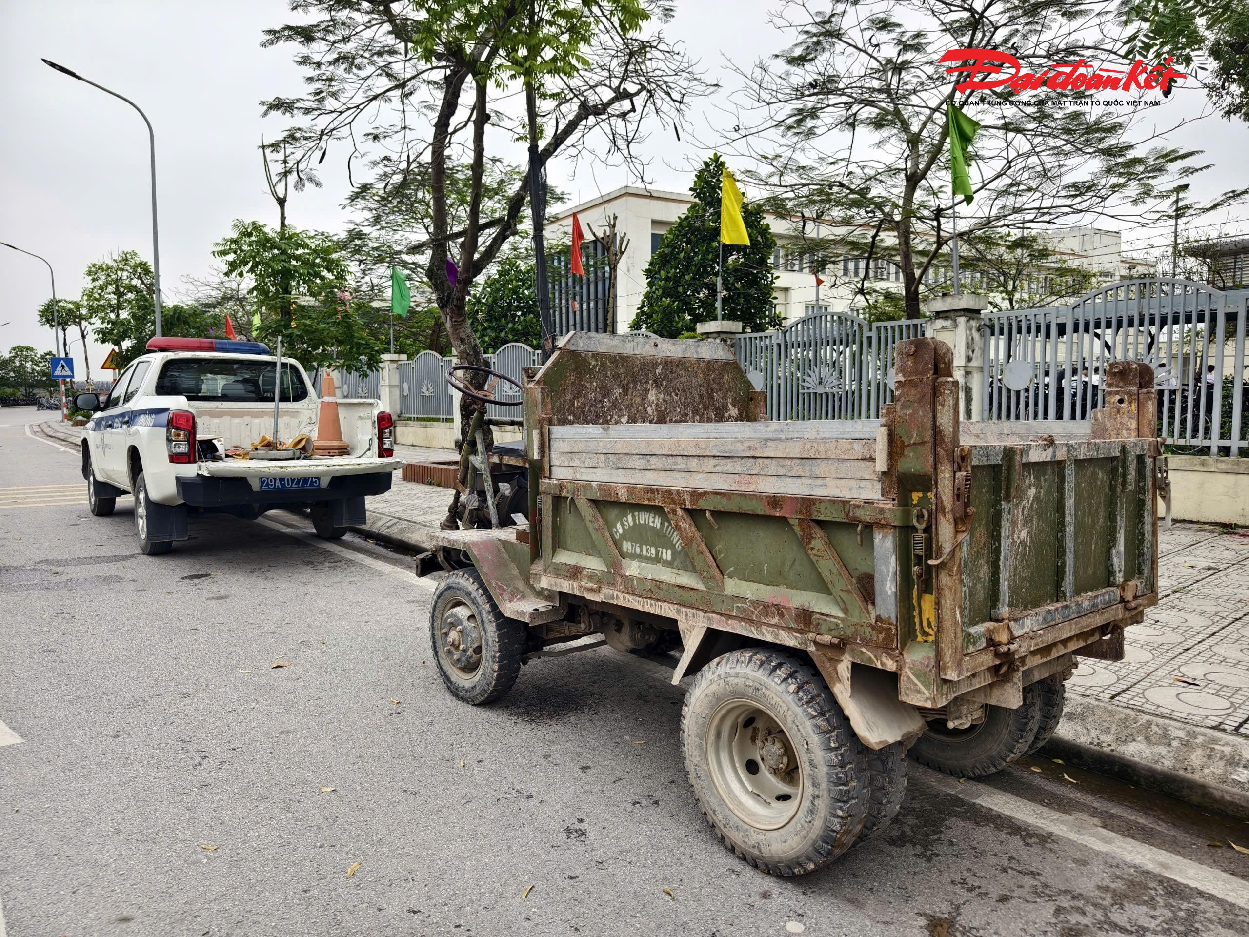 Theo ghi nhận, thời gian qua, tại một số tuyến đường liên xã, liên thôn trên địa bàn xã Ô Diên xuất hiện tình trạng các loại xe tự chế, xe ba bánh, xe kéo chở hàng cồng kềnh lưu thông. Những phương tiện này phần lớn không đảm bảo tiêu chuẩn kỹ thuật, không đăng ký, đăng kiểm theo quy định, tiềm ẩn nguy cơ cao gây tai nạn giao thông, đặc biệt vào các khung giờ cao điểm.