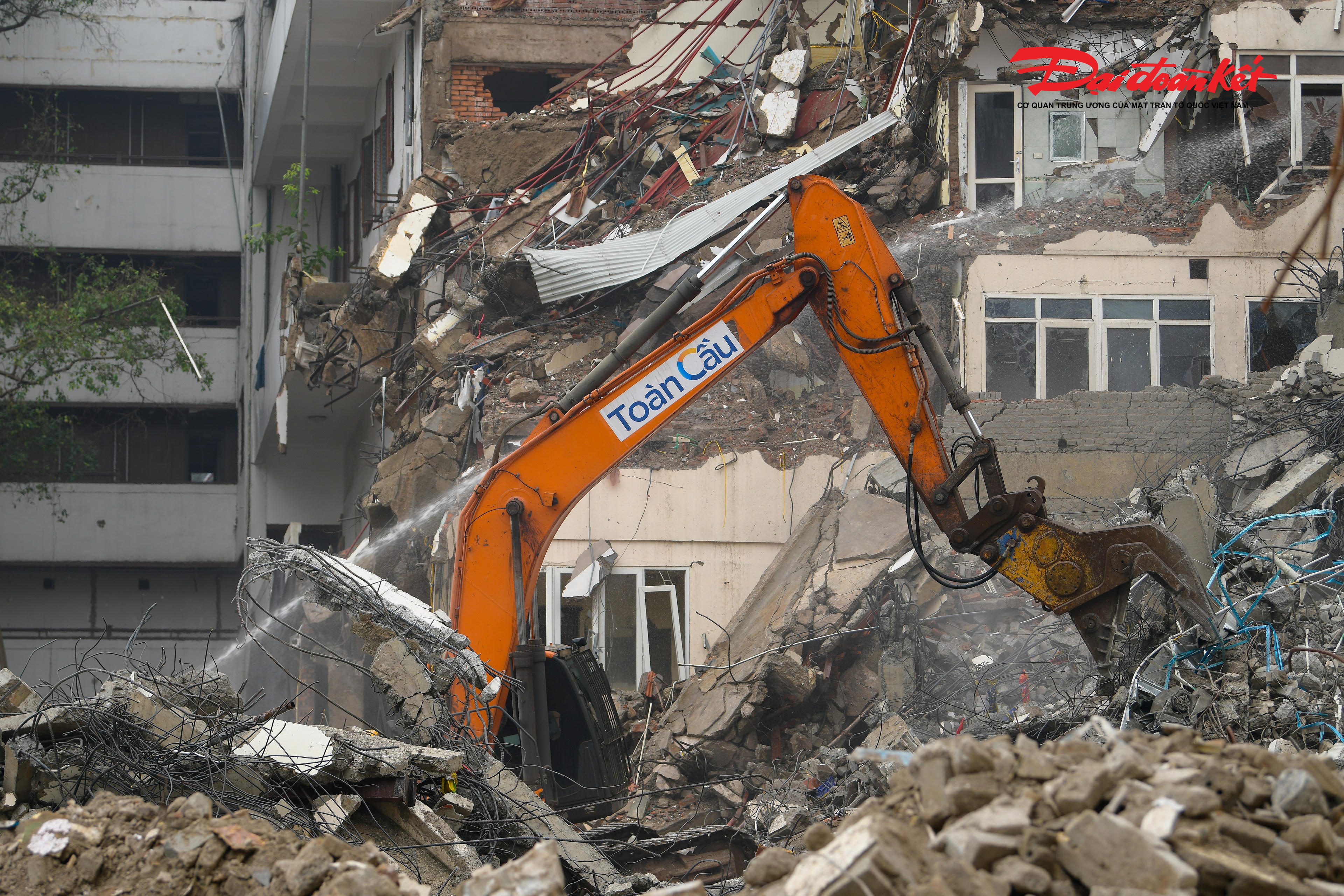 "Chúng tôi dự kiến hoàn thành giải phóng mặt bằng toàn bộ khu vực quảng trường phía Đông trong tháng 4", ông Hiếu nói.