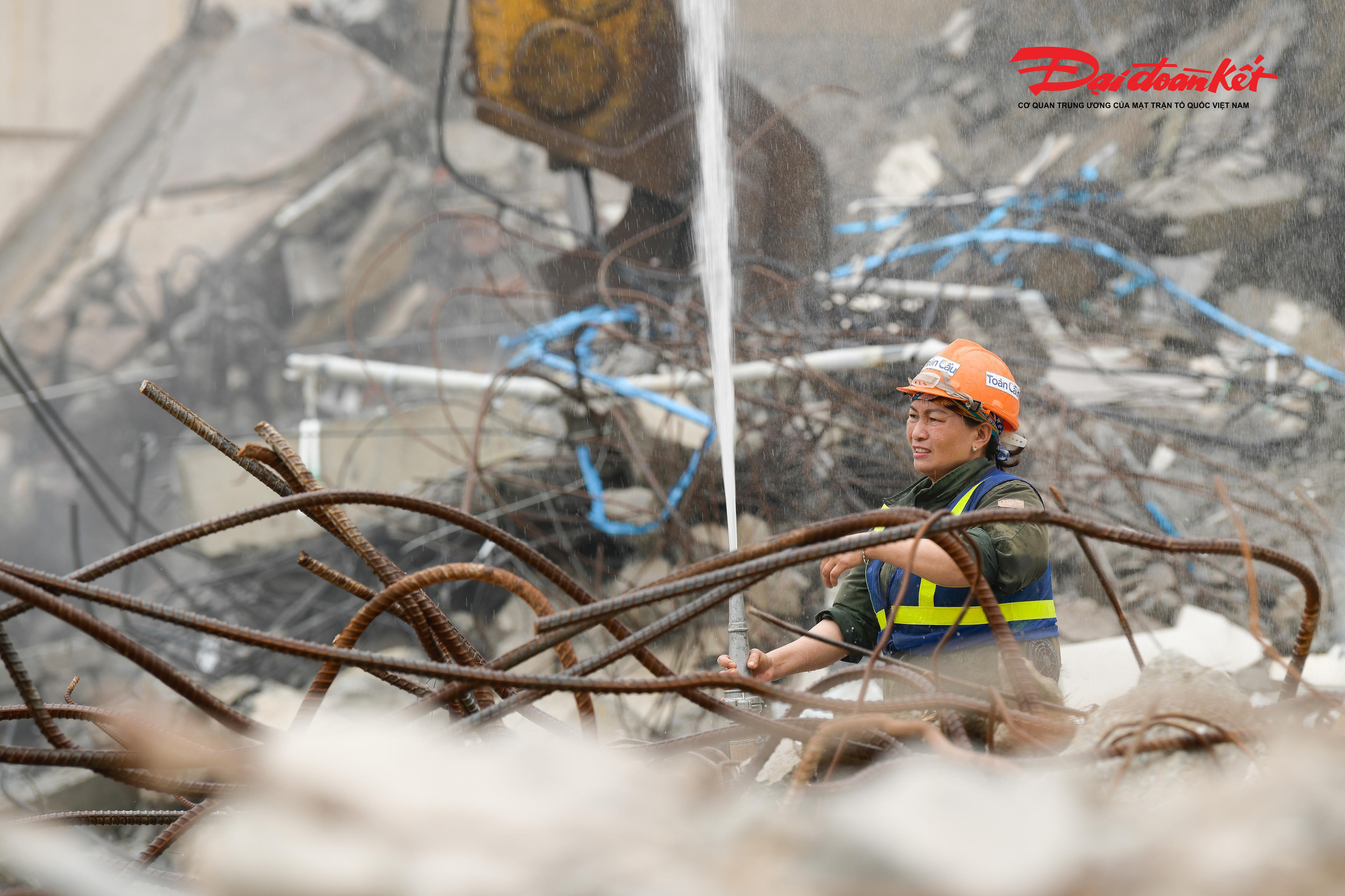 Trong quá trình phá dỡ, khi máy xúc liên tục gạt và thu gom các khối bê tông, vật liệu xây dựng, lực lượng thi công đồng thời triển khai các biện pháp kiểm soát môi trường.