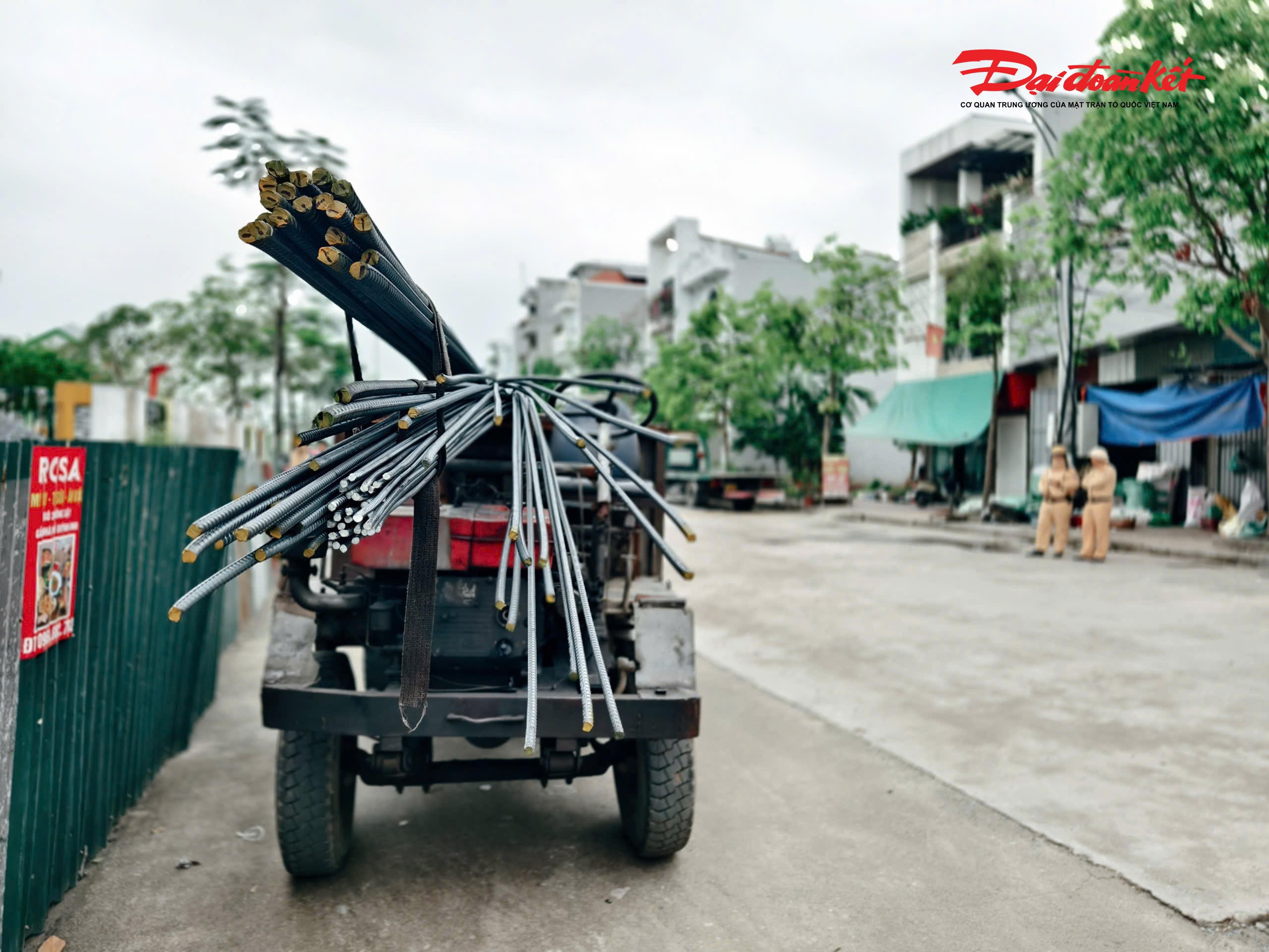 Qua kiểm tra, lực lượng CSGT phát hiện nhiều phương tiện tự chế không bảo đảm an toàn kỹ thuật, không có đăng ký, đăng kiểm, chở hàng cồng kềnh như sắt thép, vật liệu xây dựng, tiềm ẩn nguy cơ tai nạn giao thông.