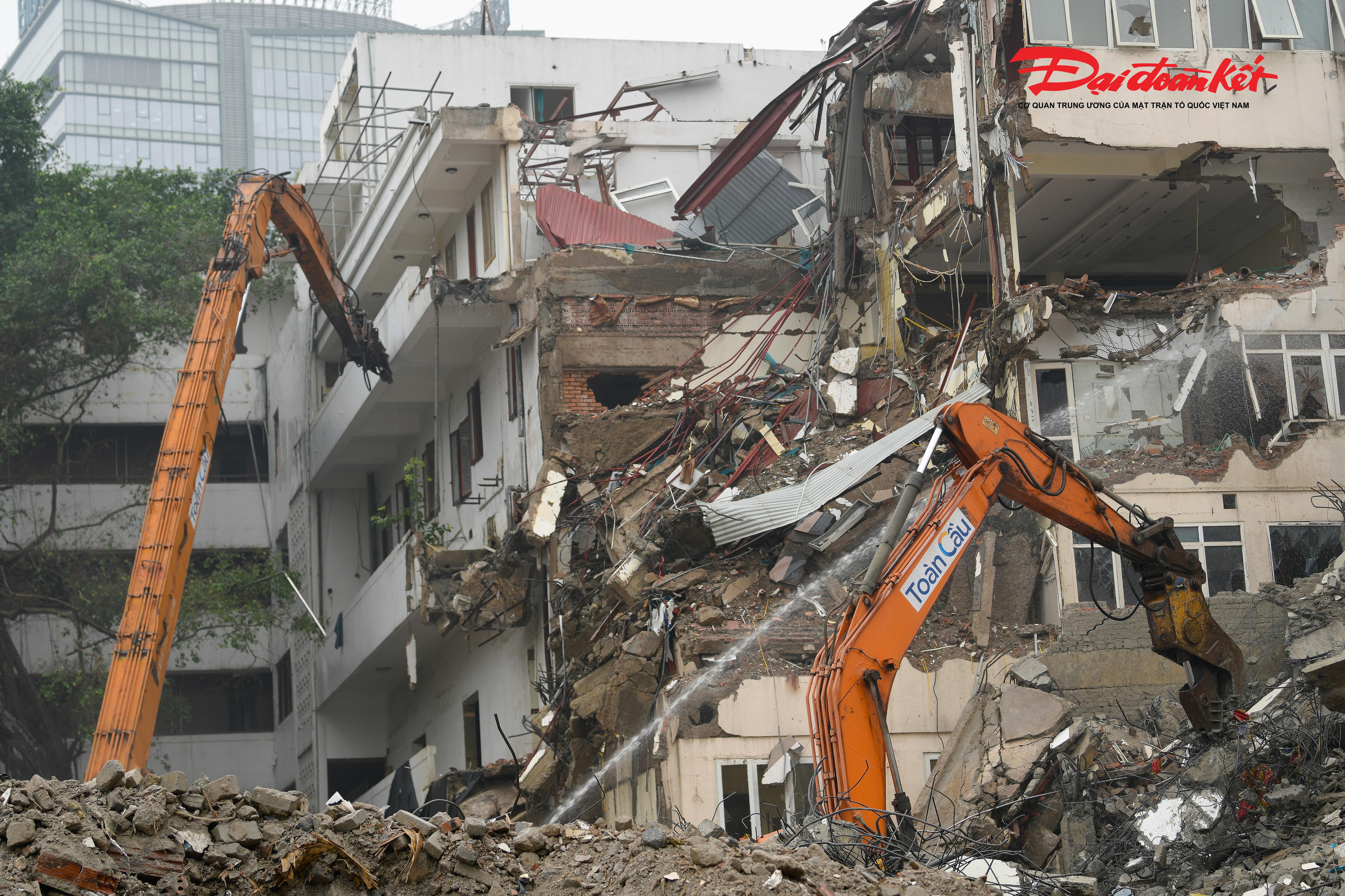 Đại diện UBND phường Hoàn Kiếm cam kết tập trung tối đa nhân lực, vật lực và các nguồn lực cần thiết, đồng thời tăng cường công tác chỉ đạo, điều hành, phối hợp chặt chẽ với các đơn vị liên quan đẩy nhanh tiến độ triển khai dự án và sớm đưa dự án về đích theo đúng kế hoạch đề ra.