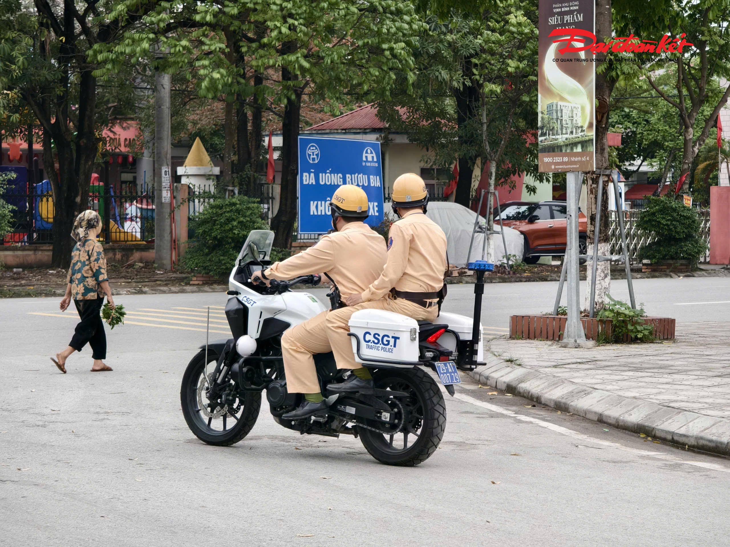 Lực lượng CSGT sử dụng xe mô tô chuyên dụng tuần tra cơ động, linh hoạt di chuyển vào các tuyến đường nhỏ, khu dân cư nhằm kịp thời phát hiện các trường hợp vi phạm.