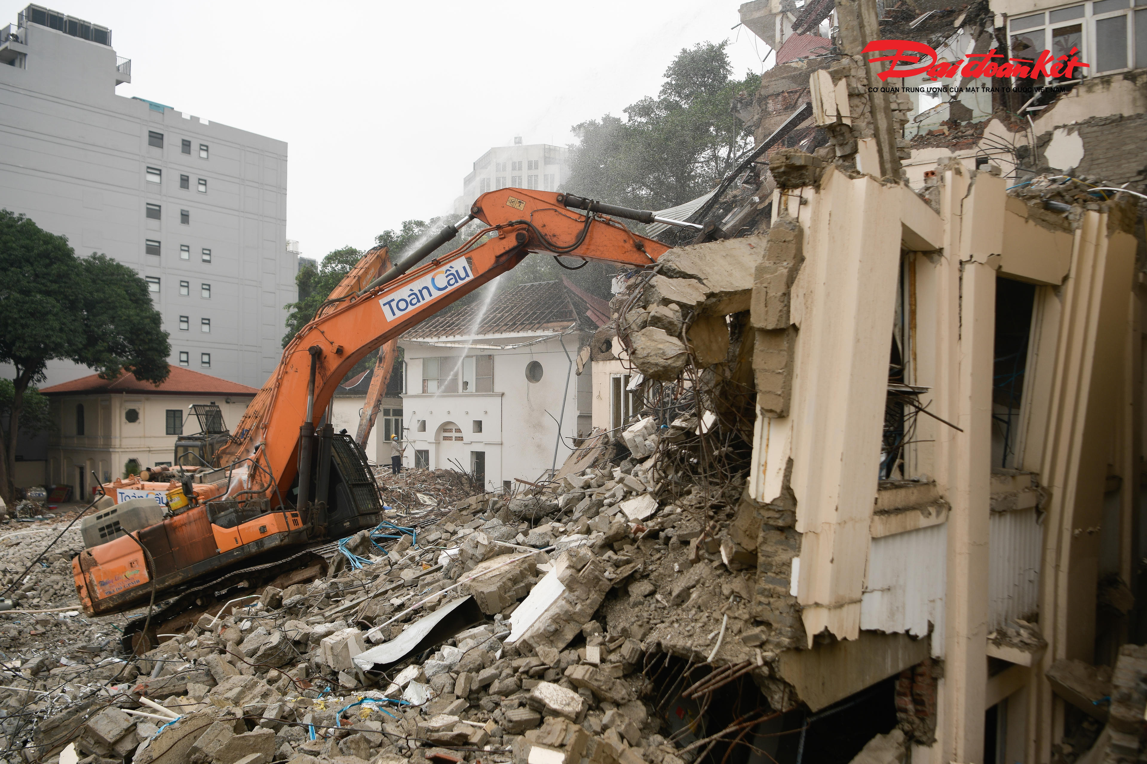 Do công trình nằm ven hồ Gươm và trong vùng lõi phố cổ nên mọi hoạt động phá dỡ đều được triển khai với yêu cầu cao về kỹ thuật và mức độ an toàn.