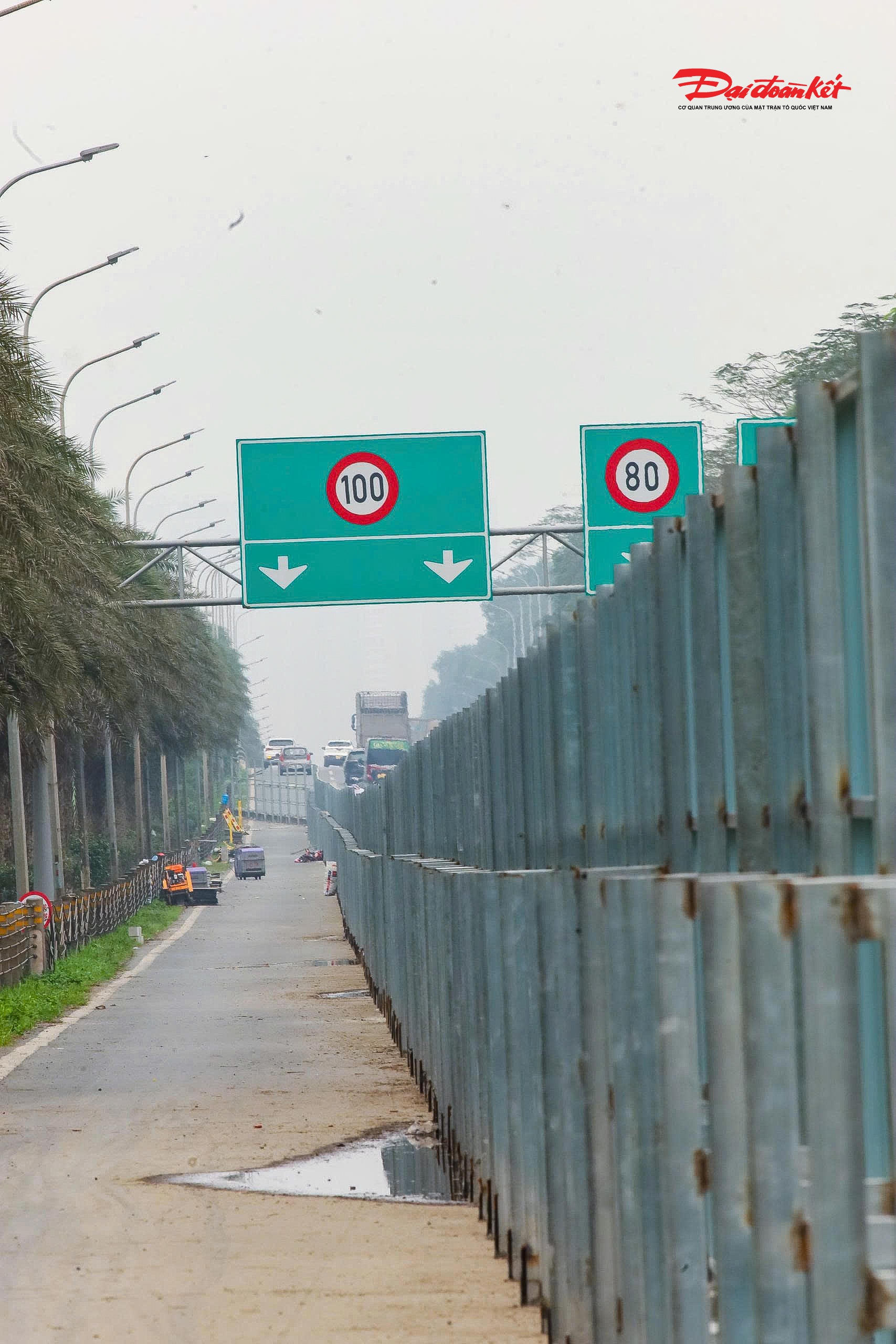 Hình ảnh những mét hàng rào liên tiếp được dựng lên dọc tuyến Đại lộ Thăng Long, tạo thành khu vực quây kín phục vụ thi công dự án.