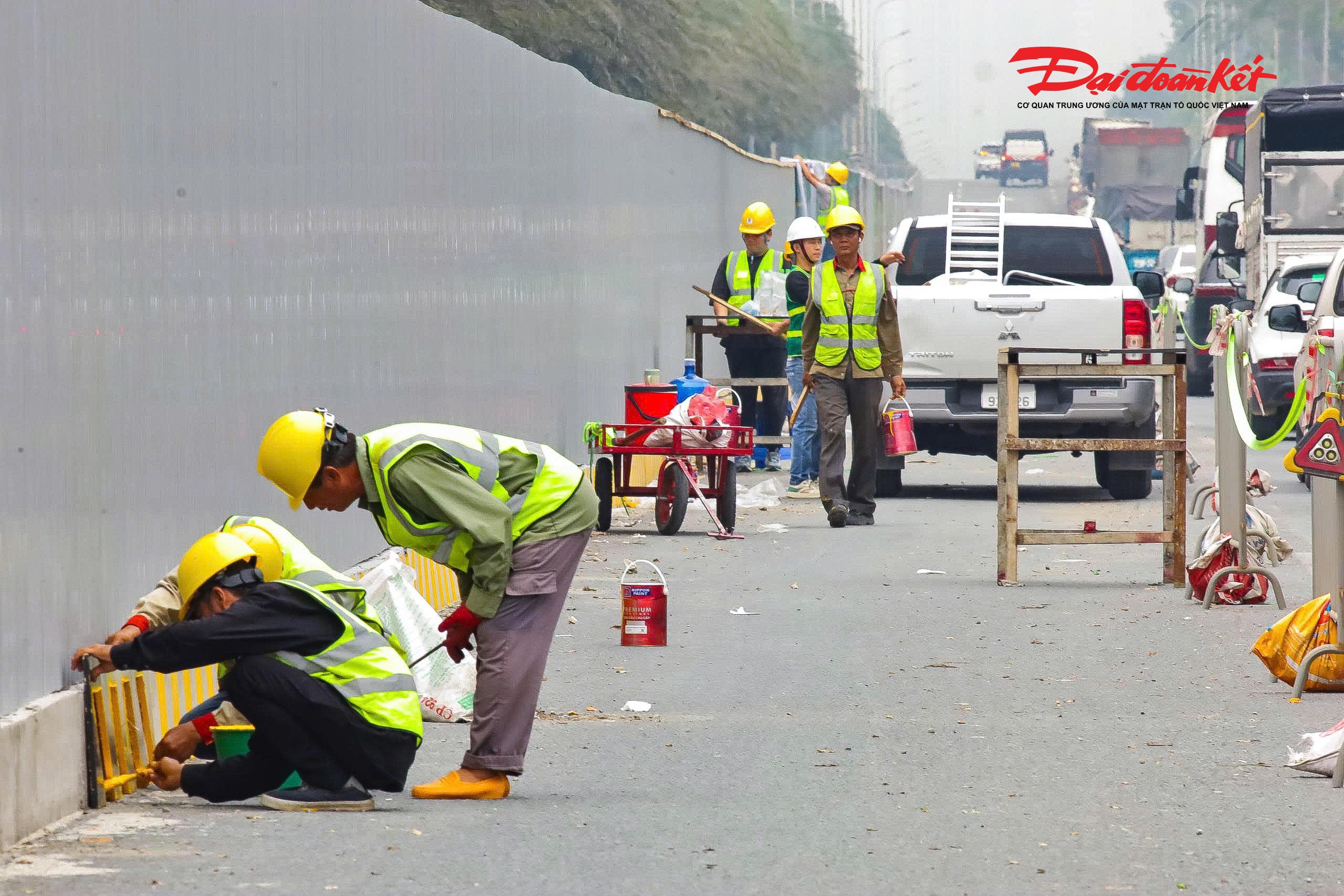Theo ghi nhận của PV Báo Đại Đoàn Kết, ngày 3/4, Ban Quản lý đường sắt đô thị Hà Nội đã triển khai dựng hàng rào tại khu vực thi công. Các công nhân cũng đang khẩn trương thực hiện các hạng mục, đồng thời triển khai phương án bảo đảm an toàn trong suốt quá trình thi công.