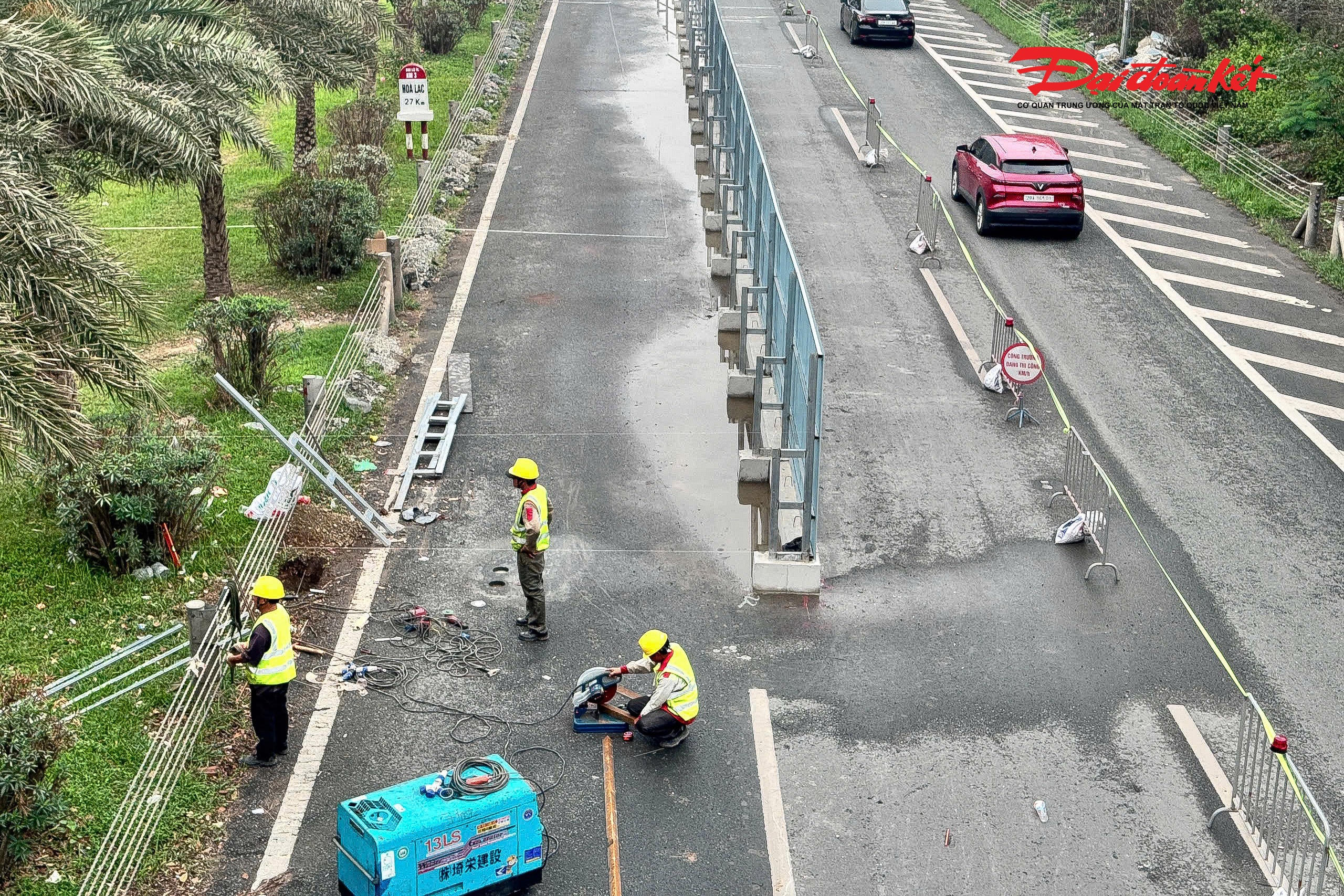 Các phương tiện lưu thông qua khu vực thi công được yêu cầu giảm tốc độ tối đa xuống 60km/h để đảm bảo an toàn.