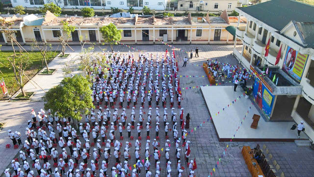 Xúc động lễ khai giảng tại trường học vừa bị bão số 5 gây thiệt hại nặng nề