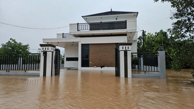 Hà Tĩnh: Hàng trăm ngôi nhà chìm trong biển nước  Hà Tĩnh: Hàng trăm ngôi nhà chìm trong biển nước