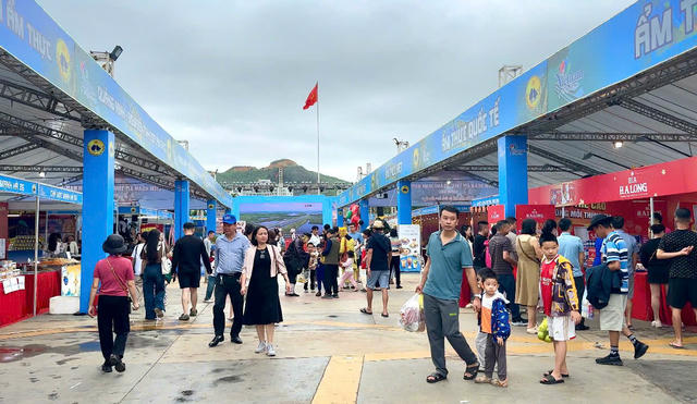 Thưởng thức đặc sản tại Liên hoan ẩm thực Quảng Ninh