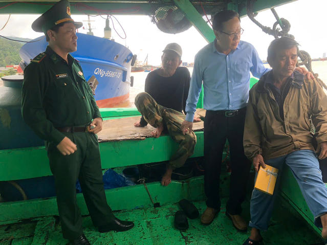 Tàu cá Đà Nẵng trôi dạt được Vùng 3 Hải quân ứng cứu chạy bão số 13