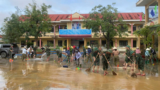 Quảng Trị: Hơn 200 cán bộ, chiến sĩ giúp người dân khắc phục mưa lũ