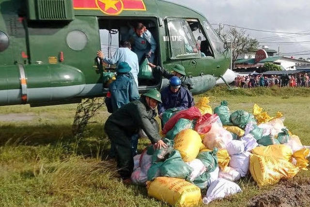 Máy bay Mi-17 mang theo 1,5 tấn lương thực, thực phẩm hỗ trợ nhân dân vùng lũ
