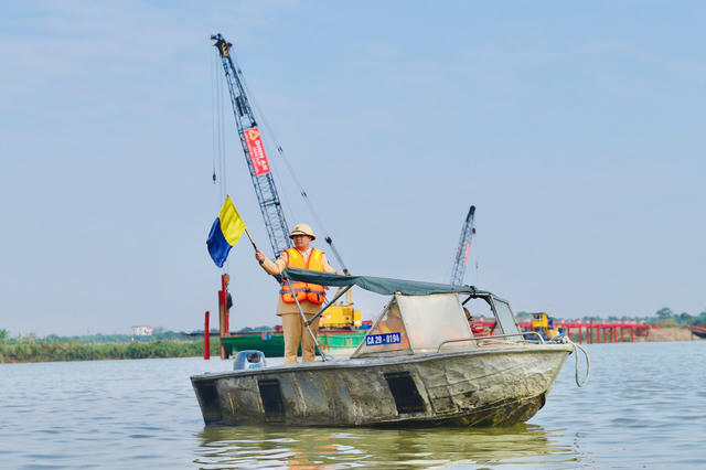 Bảo đảm an toàn giao thông đường thủy tại các điểm thi công cầu trên sông Bảo đảm an toàn giao thông đường thủy tại các điểm thi công cầu trên sông