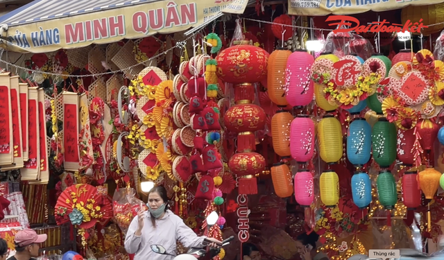 TP Hồ Chí Minh: Phố bán đồ trang trí Tết rộn ràng ngày cuối năm