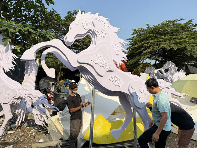 Tiến độ thi công Đường hoa Nguyễn Huệ Tết Bính Ngọ 2026 đang được đẩy nhanh