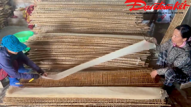 Người dân làng nghề bánh đa nem tất bật vụ Tết