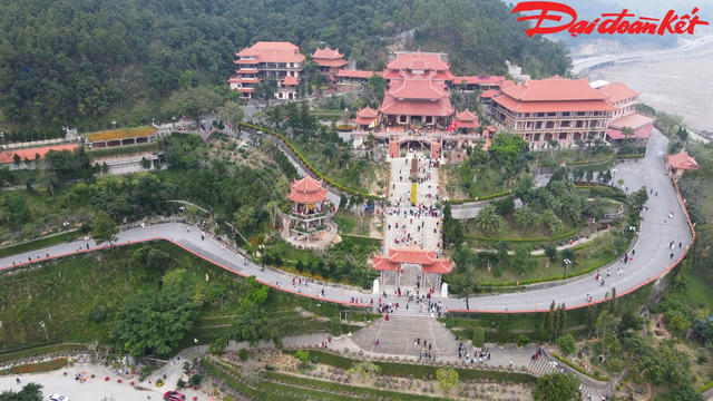 Quảng Ninh: Người dân nô nức đi lễ chùa đầu năm mới