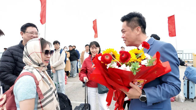 Đặc khu Cô Tô đón đoàn khách du lịch đầu tiên của năm mới Bính Ngọ