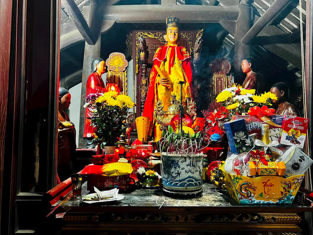 Đầu xuân chiếm bái tượng ‘đứng lên, ngồi xuống’ ở Hải Phòng