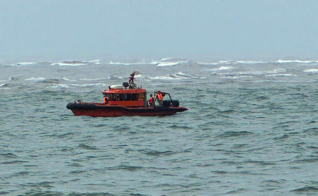 Sóng đánh chìm thuyền cá gần cửa biển, một ngư dân mất tích